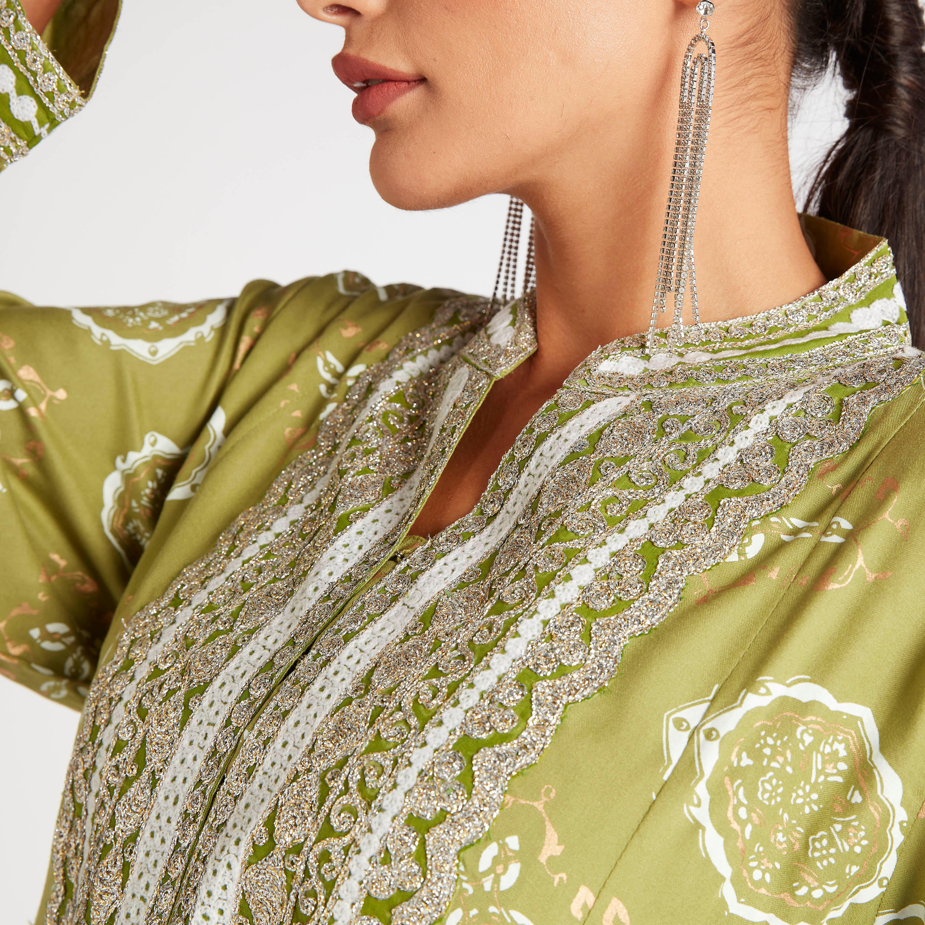 جلابية منقوشة بياقة مطرزة-women-arabicclothing-abayas-image-5