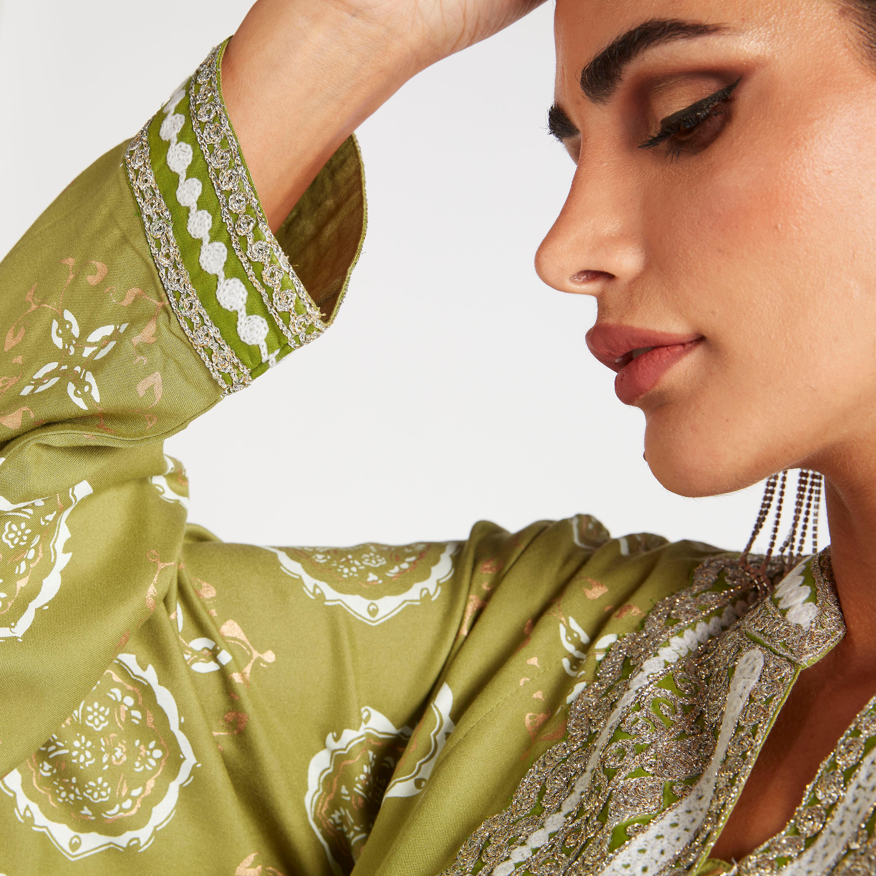 جلابية منقوشة بياقة مطرزة-women-arabicclothing-abayas-image-2