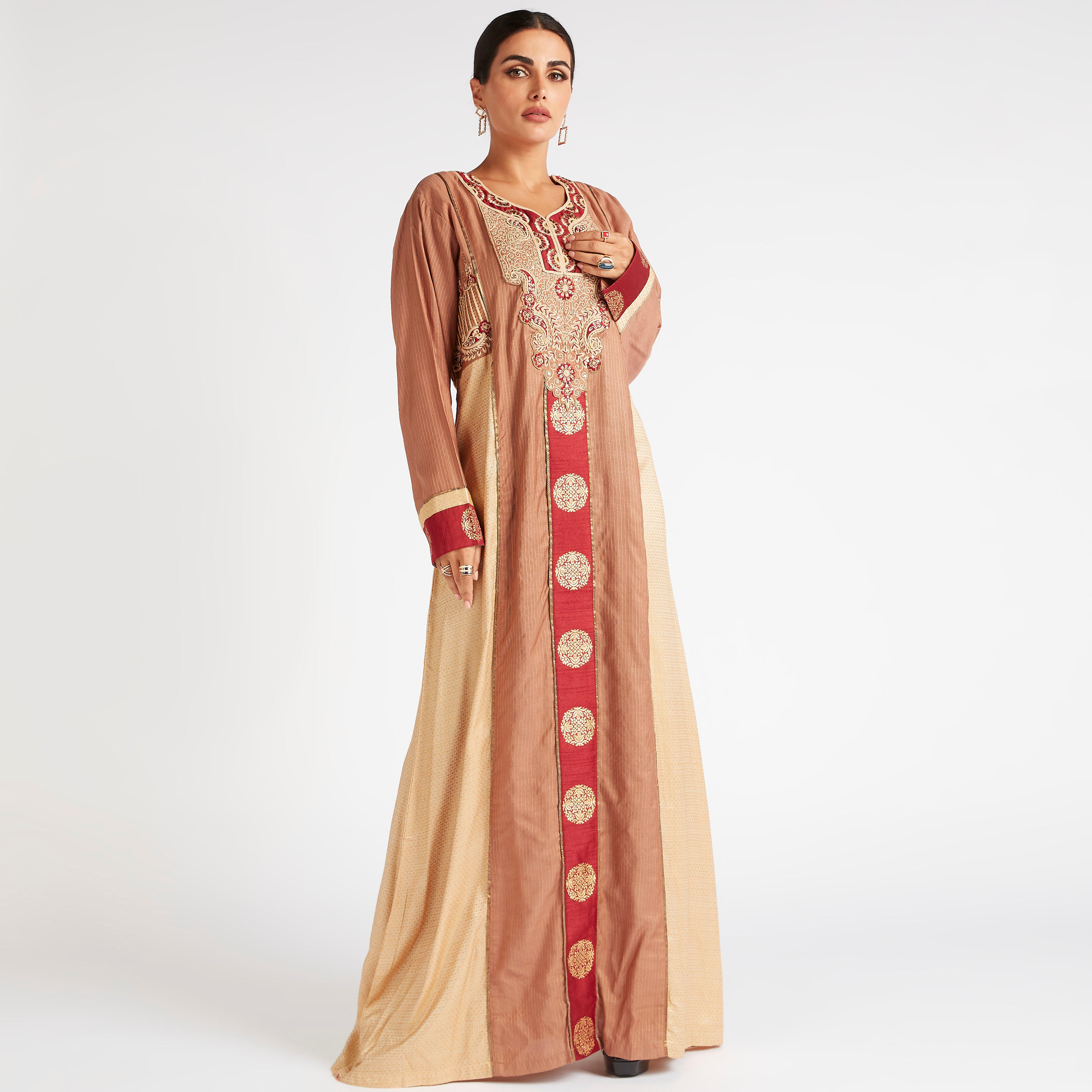 جلابية مخطّطة مع يوكي مطرز من هارليكوين-women-arabicclothing-abayas-image-1