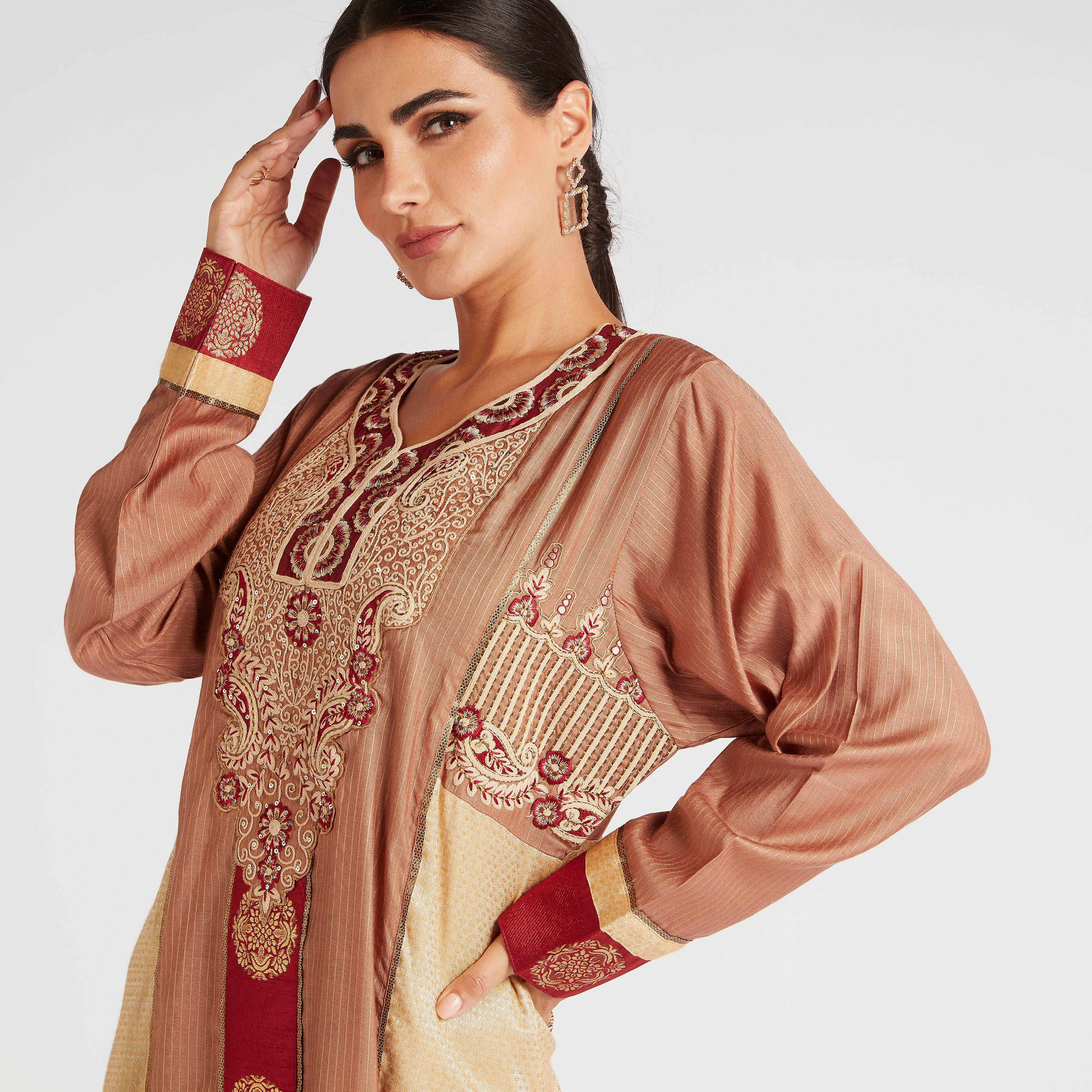 جلابية مخطّطة مع يوكي مطرز من هارليكوين-women-arabicclothing-abayas-image-2