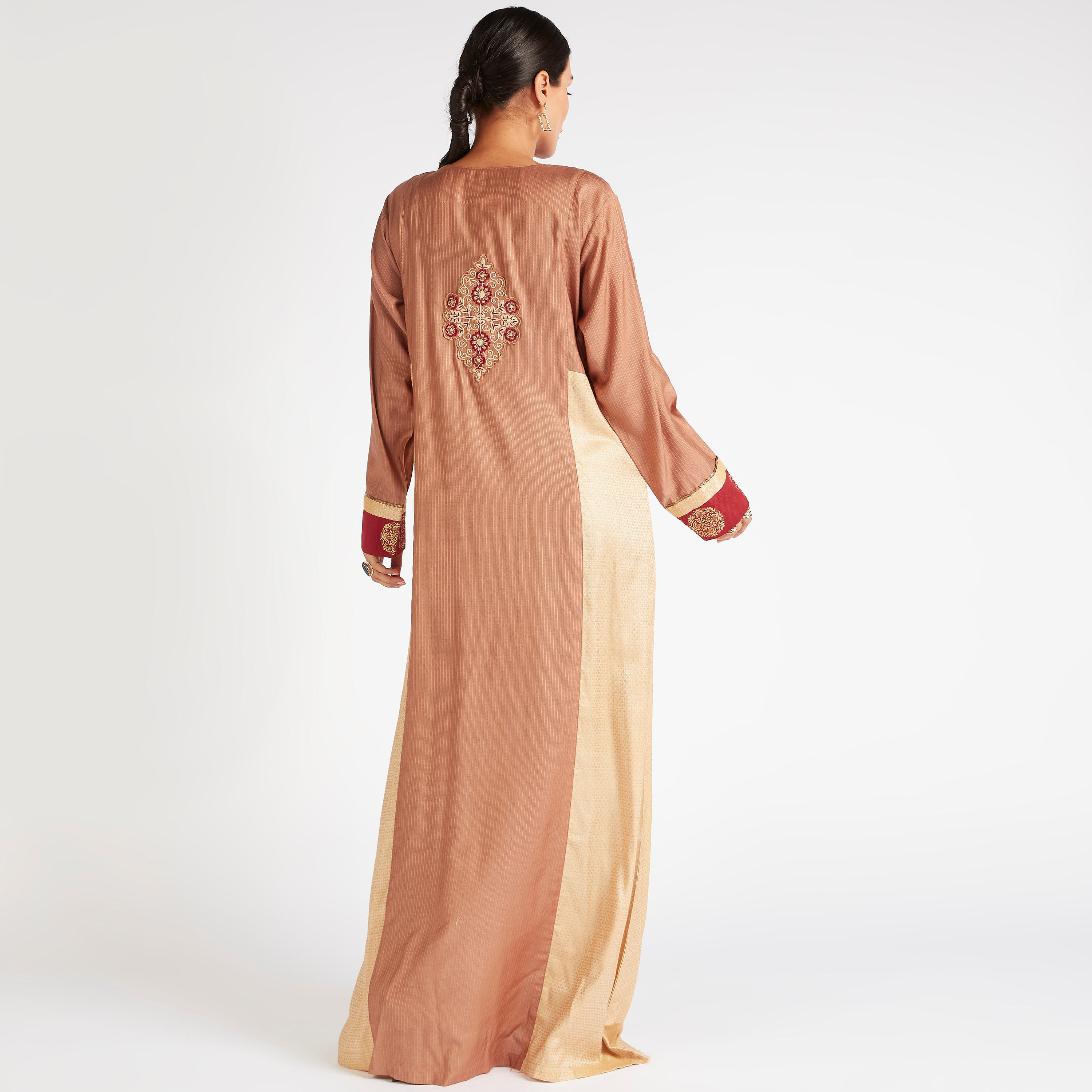 جلابية مخطّطة مع يوكي مطرز من هارليكوين-women-arabicclothing-abayas-image-4