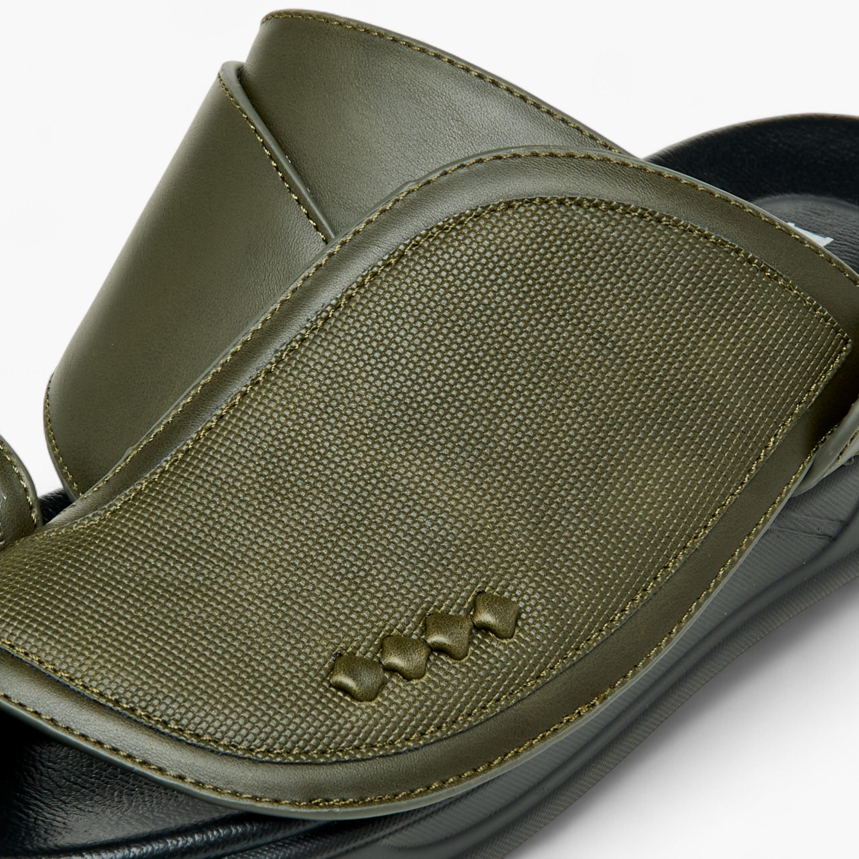 صندل عربي سهل الارتداء بارز الملمس بإصبع من إل أو إل من شو إكسبريس-men-shoes-sandals-image-4