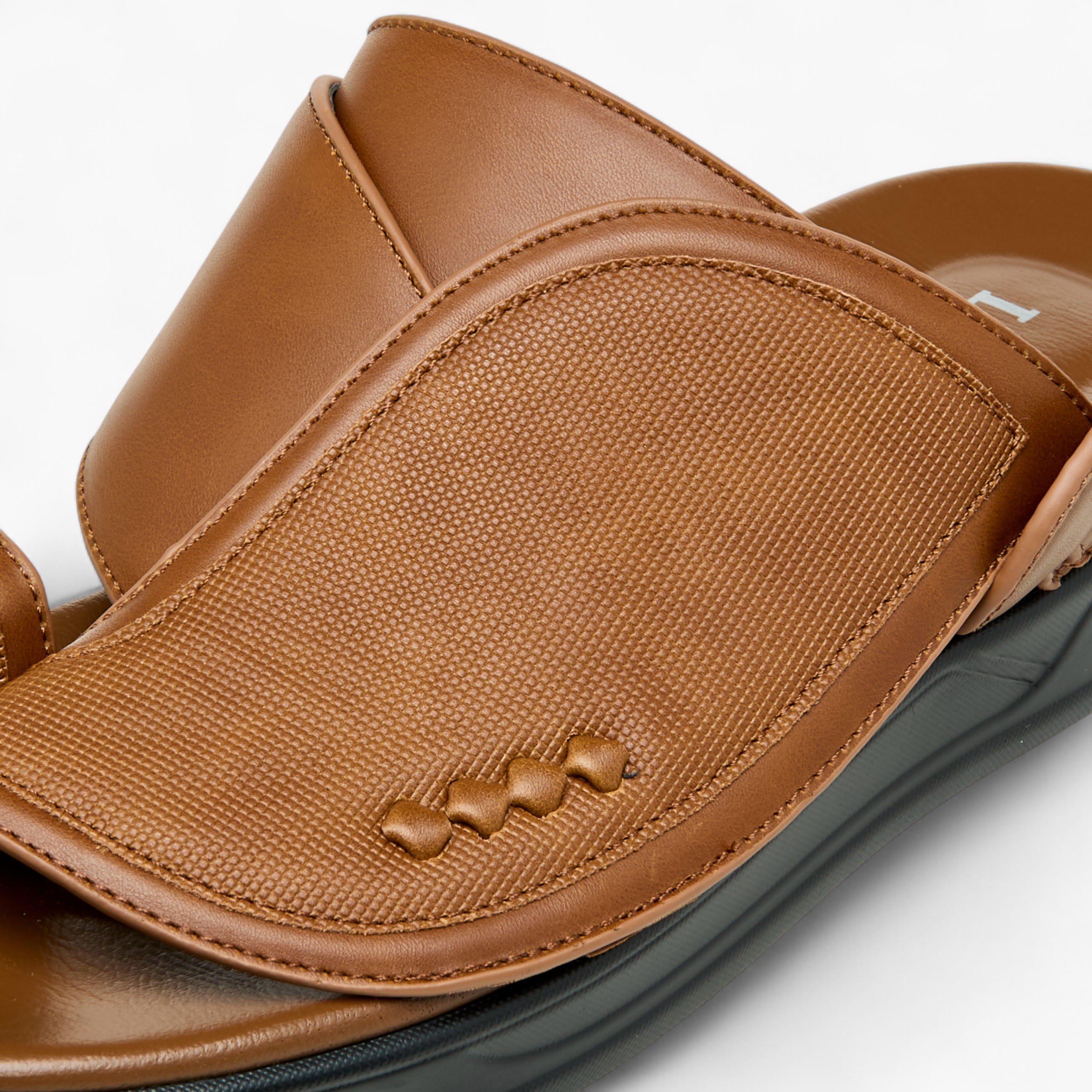 صندل عربي سهل الارتداء بارز الملمس بإصبع من إل أو إل من شو إكسبريس-men-shoes-sandals-image-4