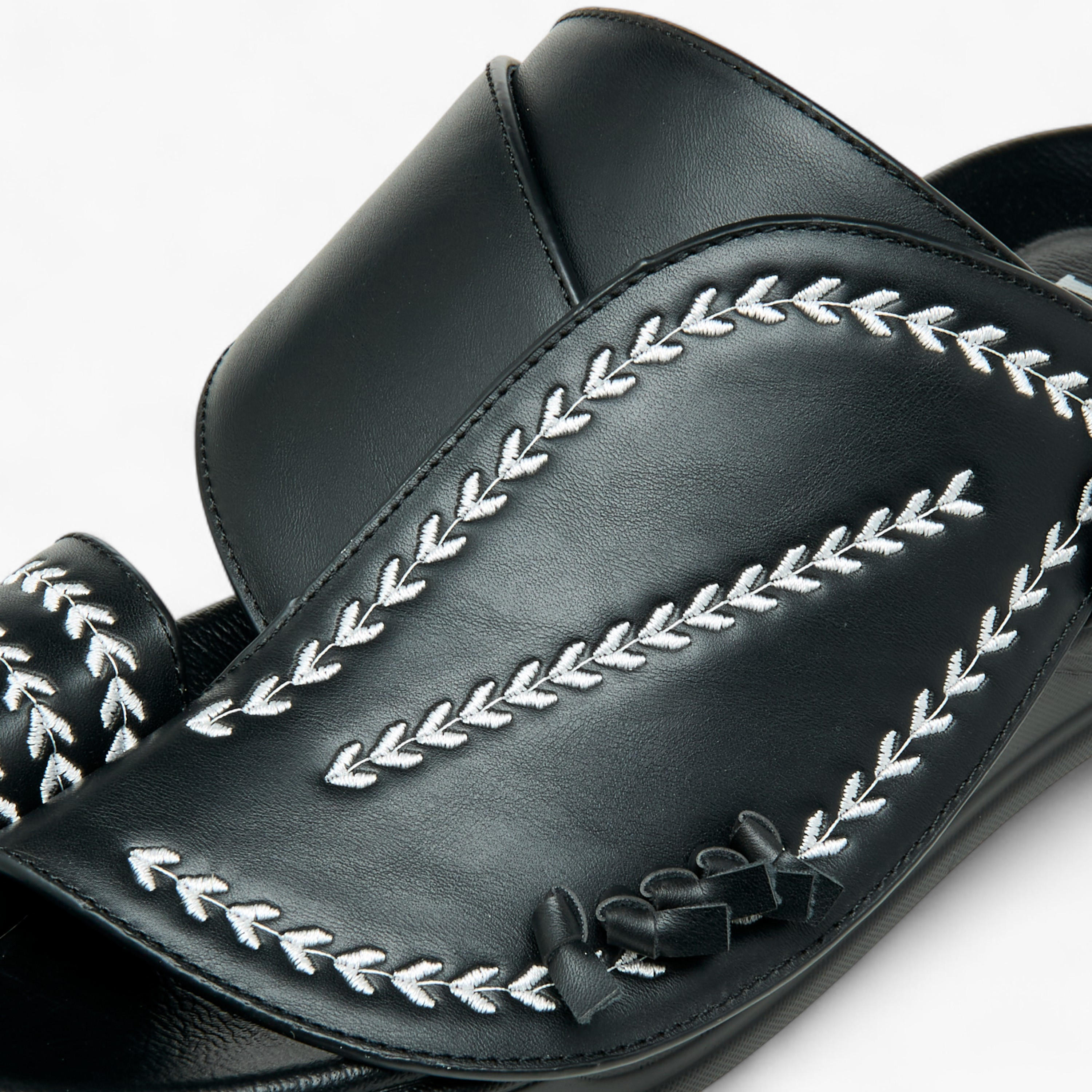 صندل عربي سهل الارتداء مطرز بإصبع من إل أو إل من شو إكسبريس-men-shoes-sandals-image-4