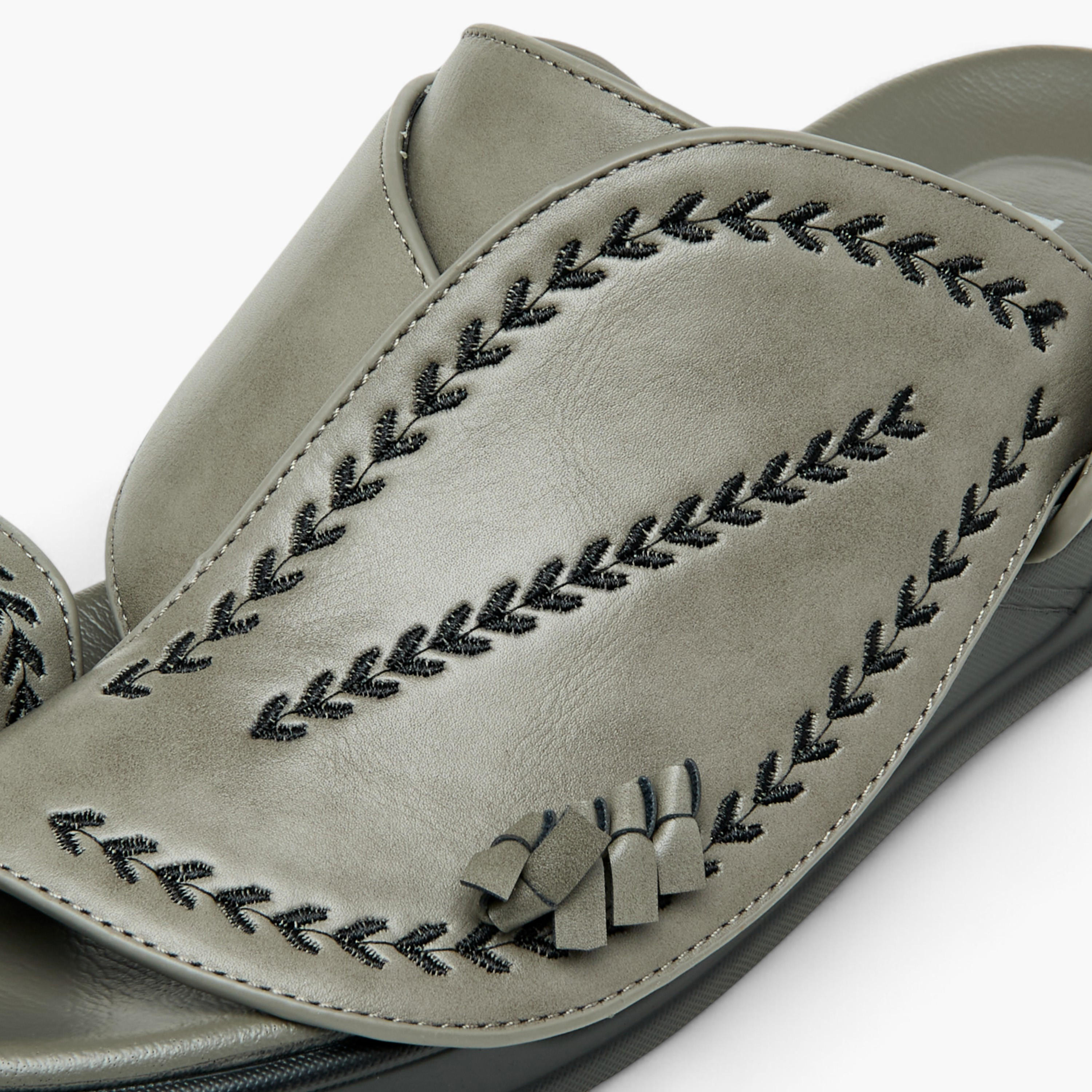 صندل عربي سهل الارتداء مطرز بإصبع من إل أو إل من شو إكسبريس-men-shoes-sandals-image-4