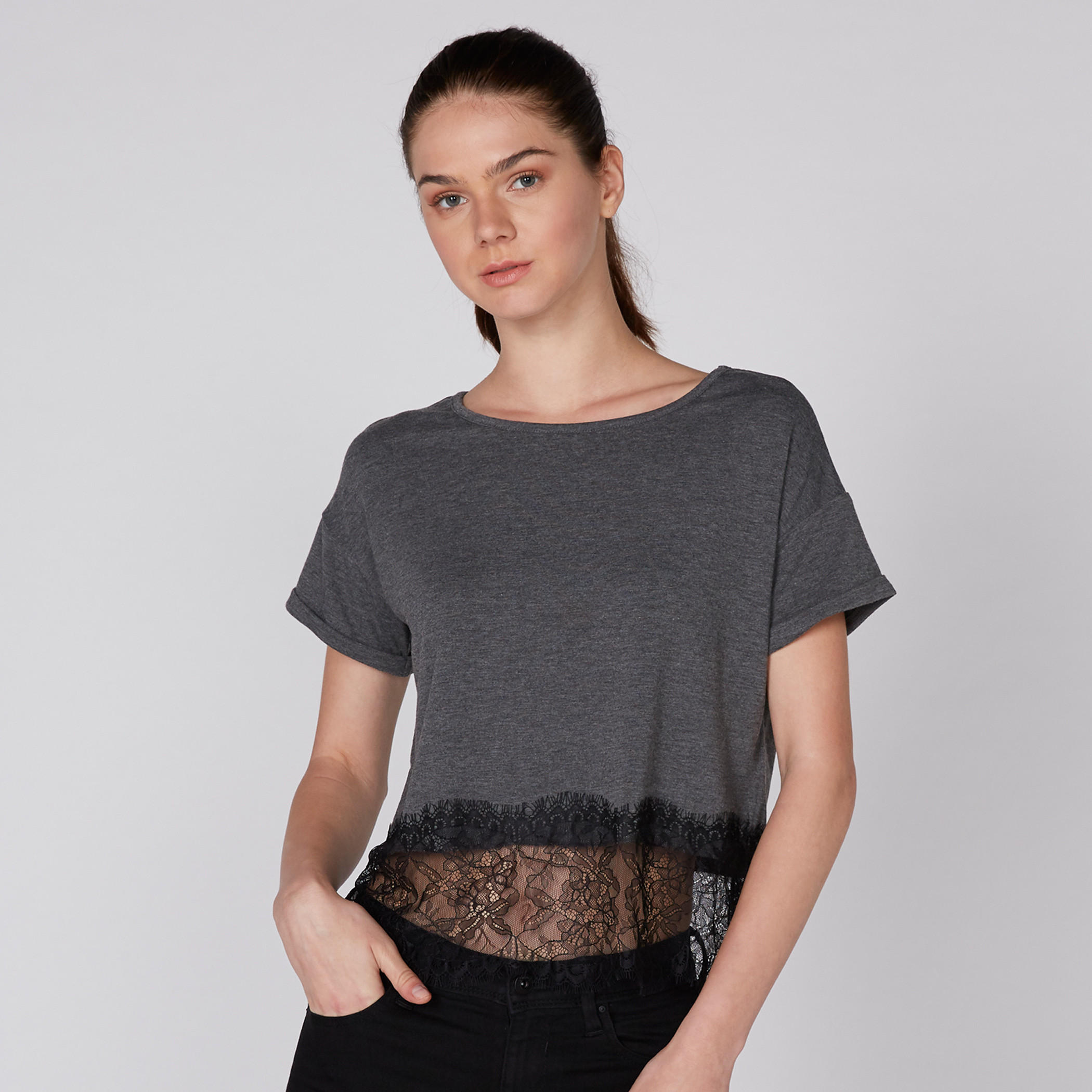 بلوزة بياقة مستديرة وأكمام قصيرة وتفاصيل دانتيل-women-clothing-shirtsandblouses-blouses-image-1