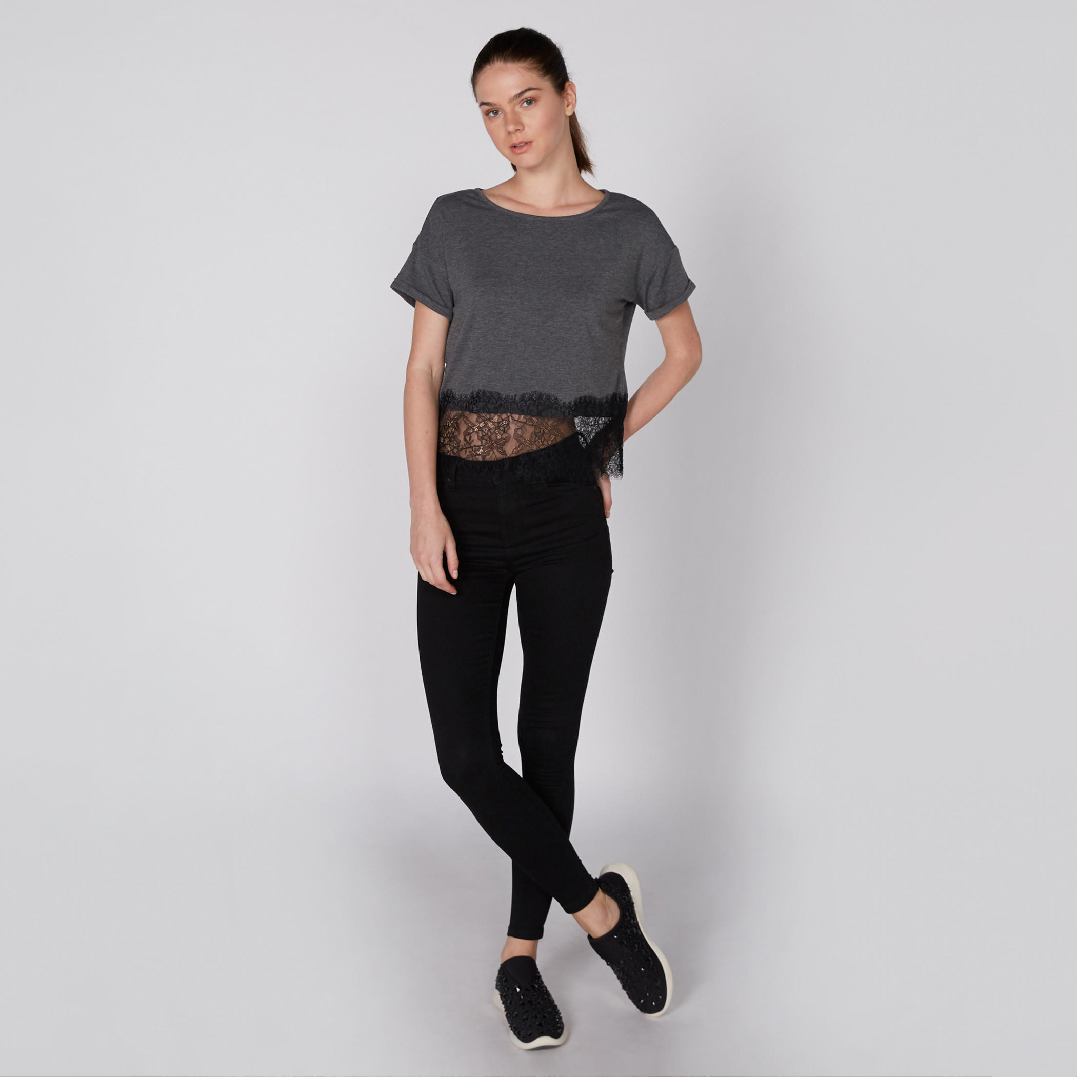 بلوزة بياقة مستديرة وأكمام قصيرة وتفاصيل دانتيل-women-clothing-shirtsandblouses-blouses-image-2