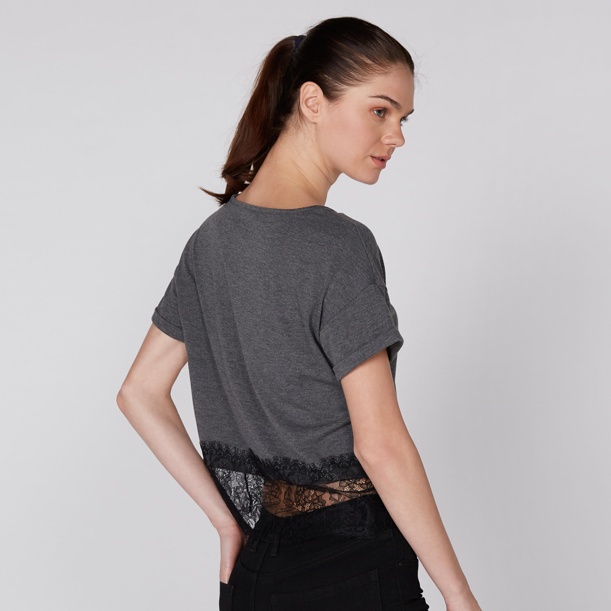 بلوزة بياقة مستديرة وأكمام قصيرة وتفاصيل دانتيل-women-clothing-shirtsandblouses-blouses-image-4