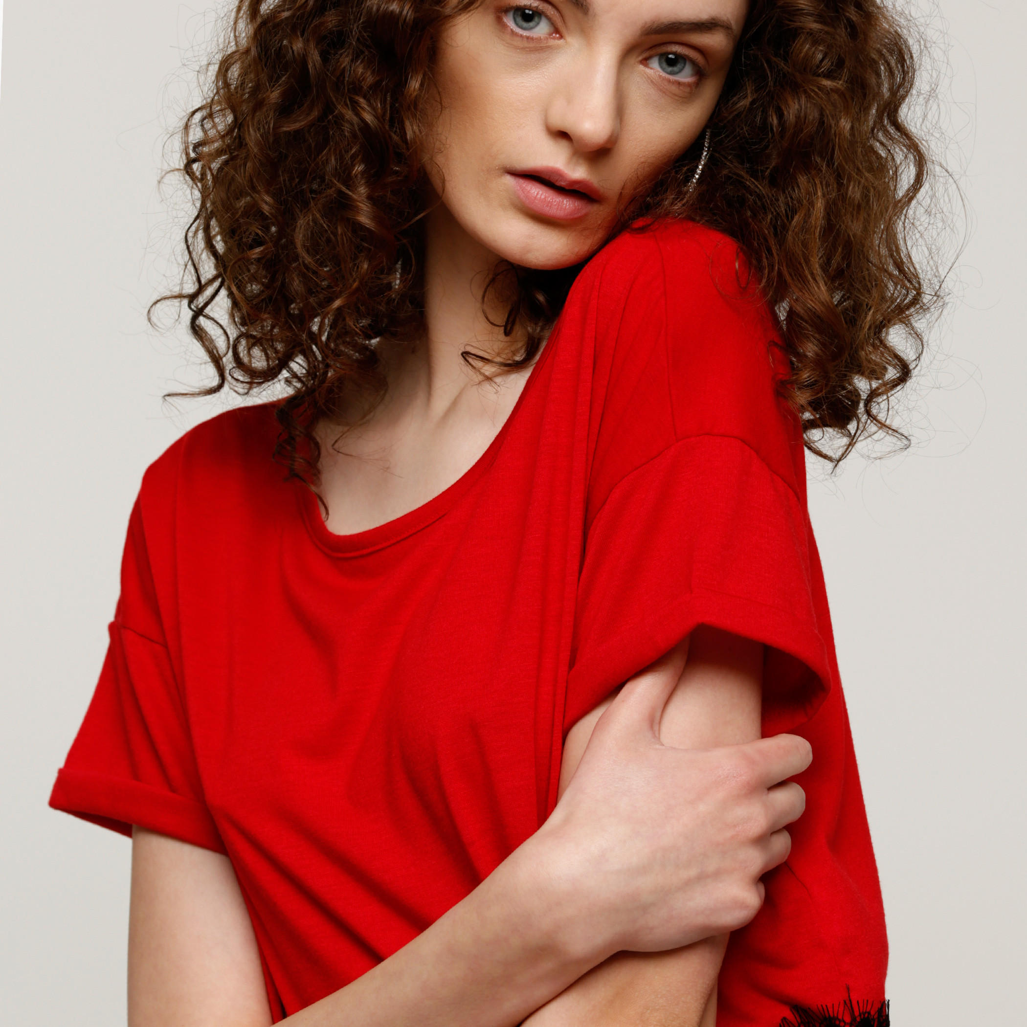 بلوزة بياقة مستديرة مع تفاصيل دانتيل-women-clothing-shirtsandblouses-blouses-image-2