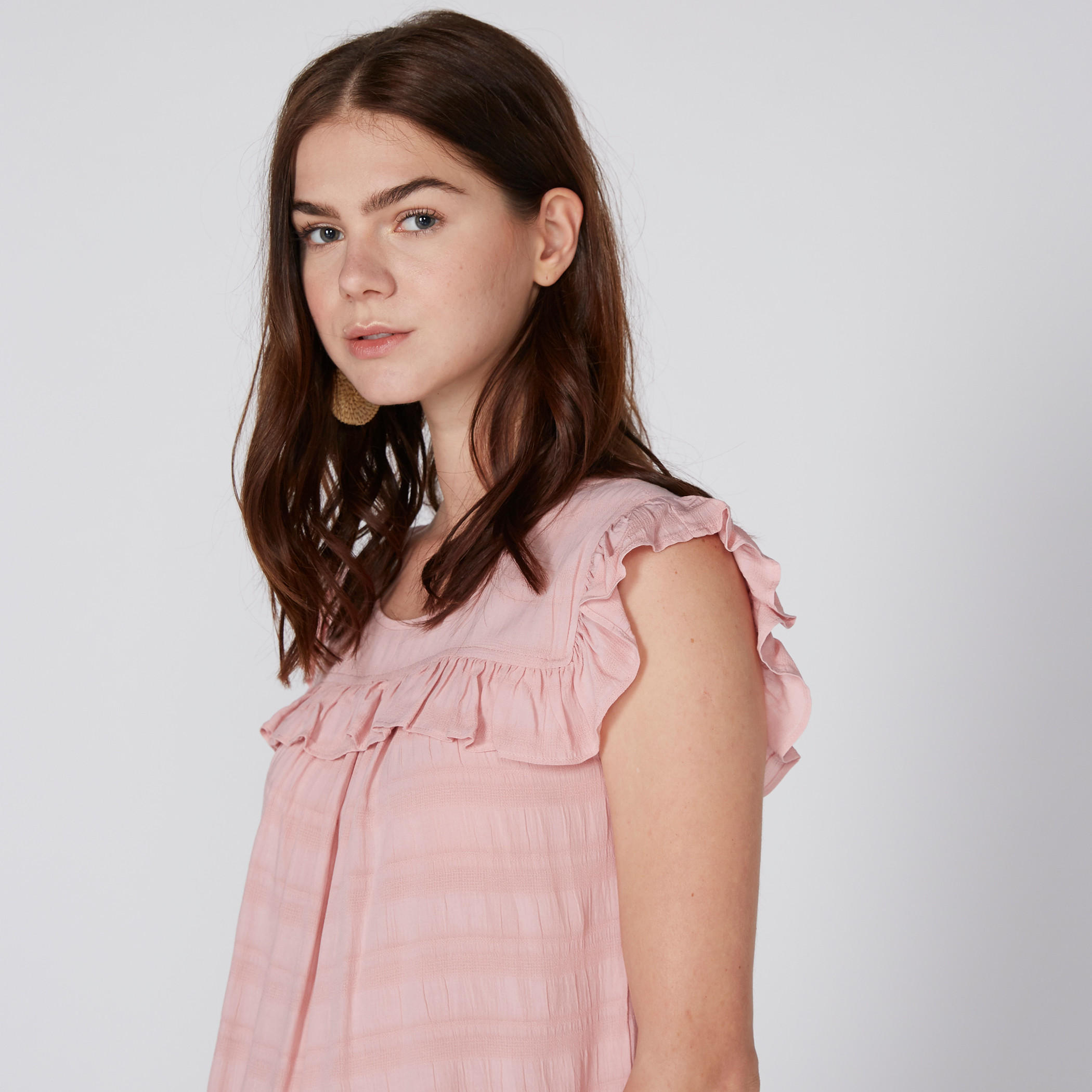بلوزة مقلّمة دون أكمام بياقة مستديرة وتفاصيل كشكش-women-clothing-shirtsandblouses-blouses-image-2