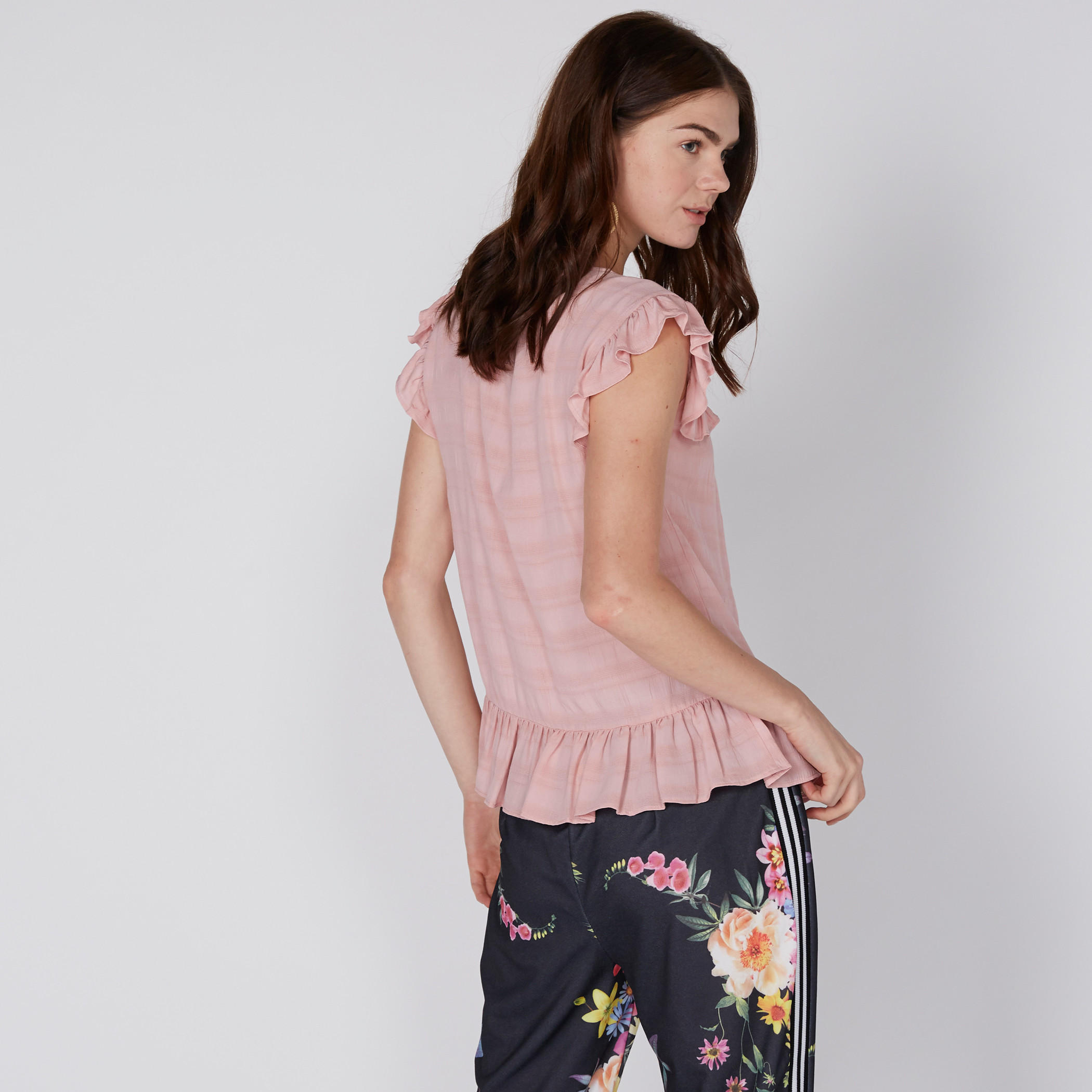 بلوزة مقلّمة دون أكمام بياقة مستديرة وتفاصيل كشكش-women-clothing-shirtsandblouses-blouses-image-3