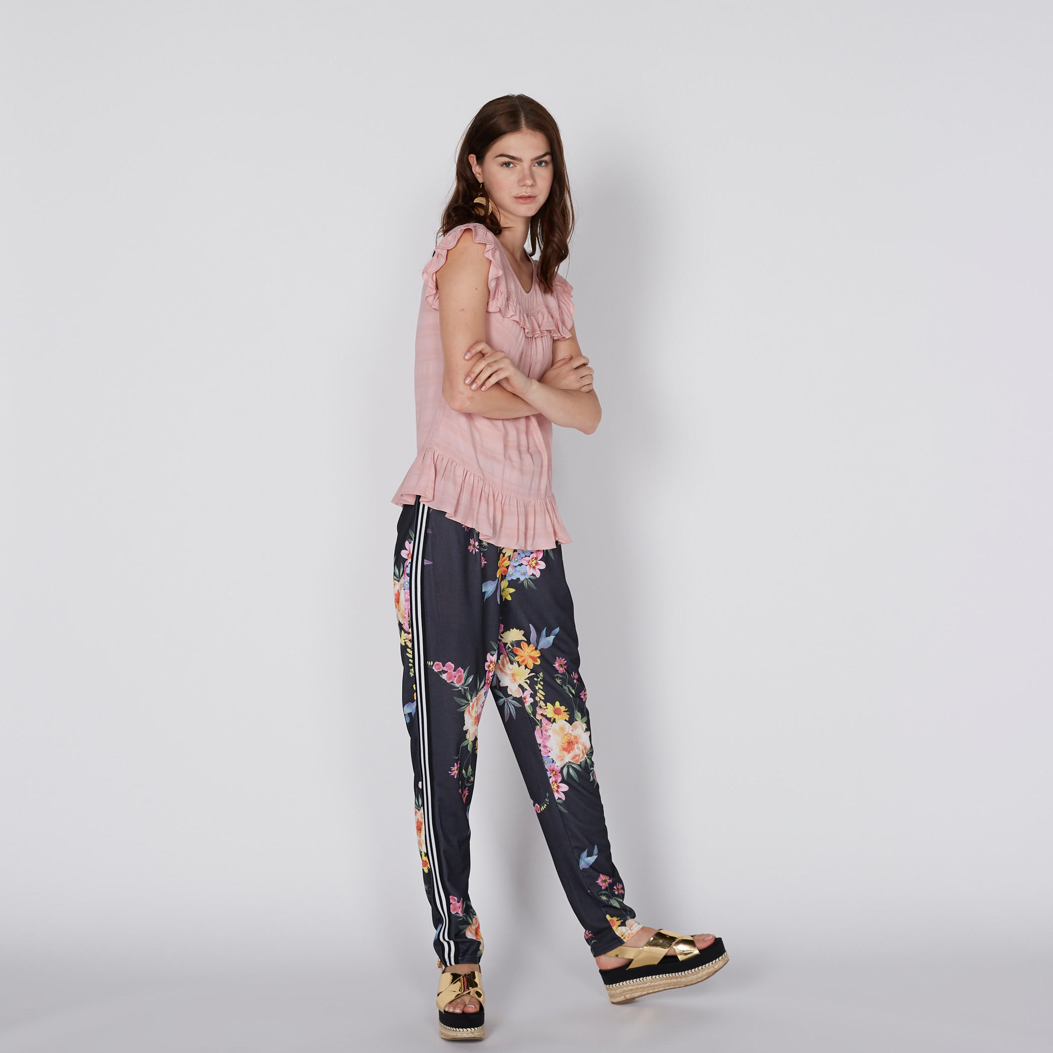 بلوزة مقلّمة دون أكمام بياقة مستديرة وتفاصيل كشكش-women-clothing-shirtsandblouses-blouses-image-4