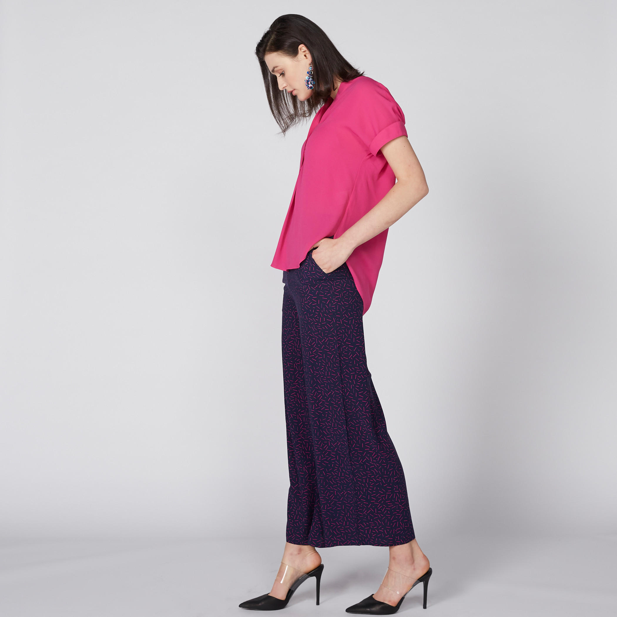 بلوزة بياقة V وأكمام قصيرة-women-clothing-shirtsandblouses-blouses-image-1