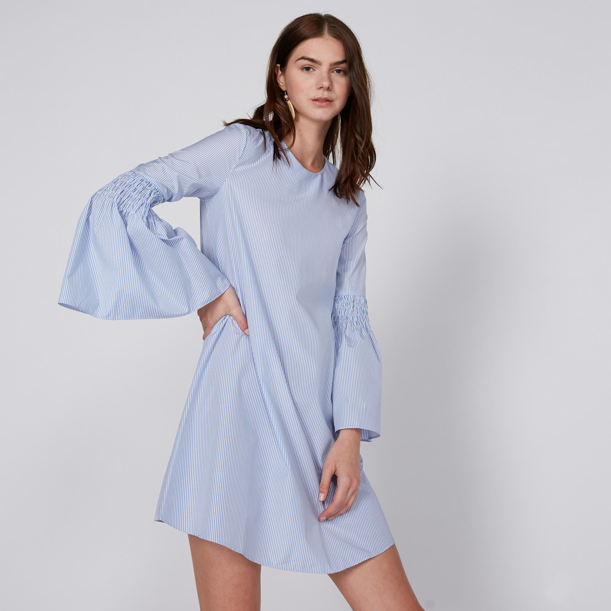 فستان مقلّم بياقة مستديرة وأكمام كشكش-women-clothing-dresses-image-1