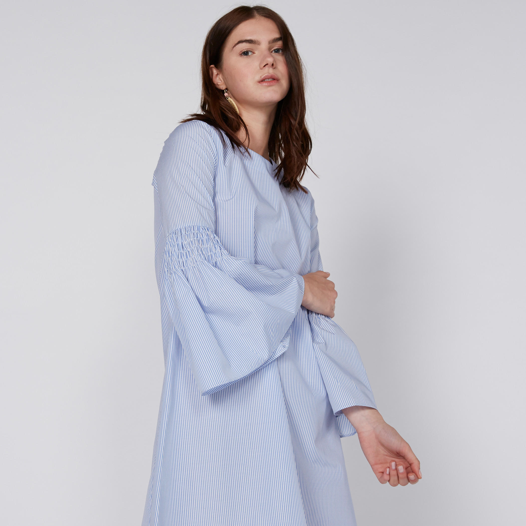 فستان مقلّم بياقة مستديرة وأكمام كشكش-women-clothing-dresses-image-4