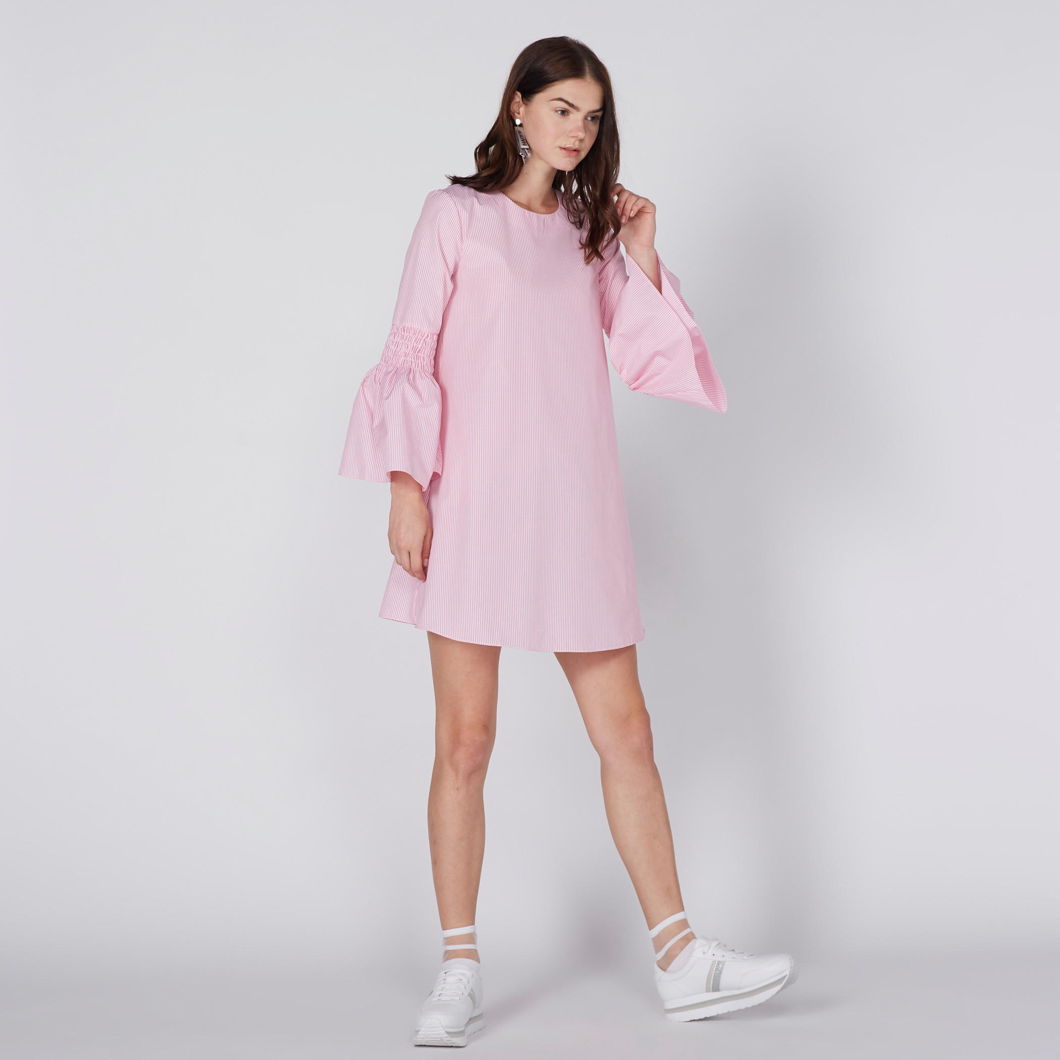 فستان مقلّم بياقة مستديرة وأكمام كشكش-women-clothing-dresses-image-3