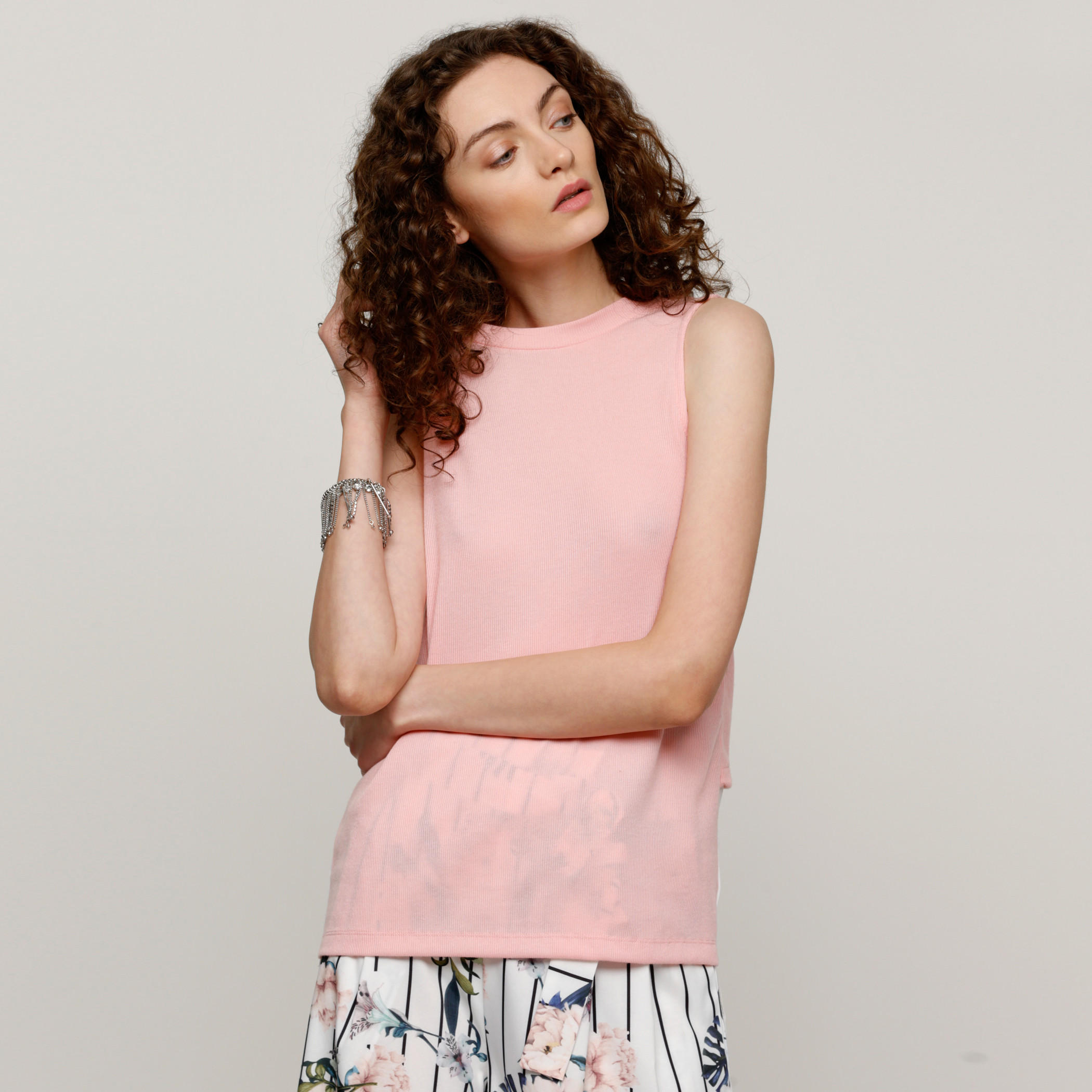 بلوزة دون أكمام بياقة مستديرة وحوّاف غير مستوية-women-clothing-tshirts-image-1