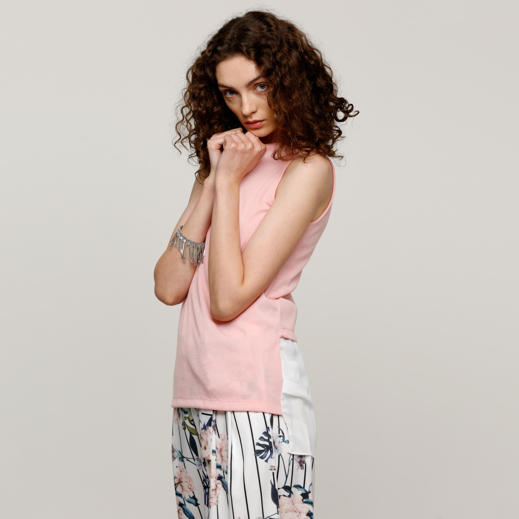 بلوزة دون أكمام بياقة مستديرة وحوّاف غير مستوية-women-clothing-tshirts-image-3