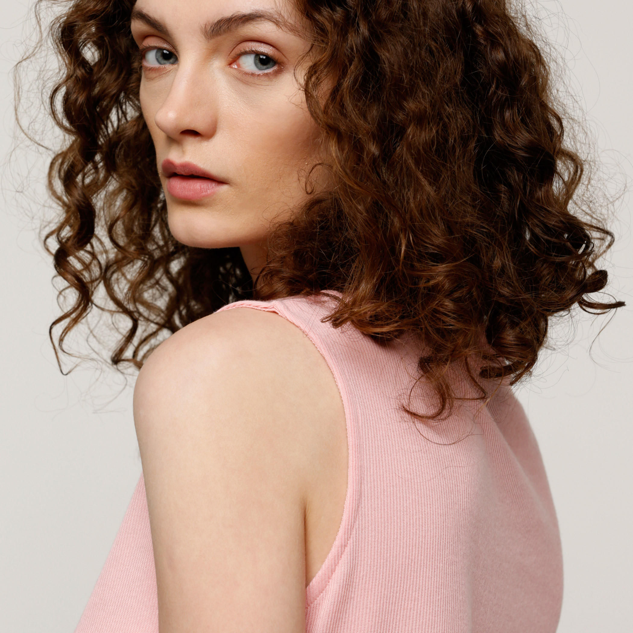 بلوزة دون أكمام بياقة مستديرة وحوّاف غير مستوية-women-clothing-tshirts-image-4
