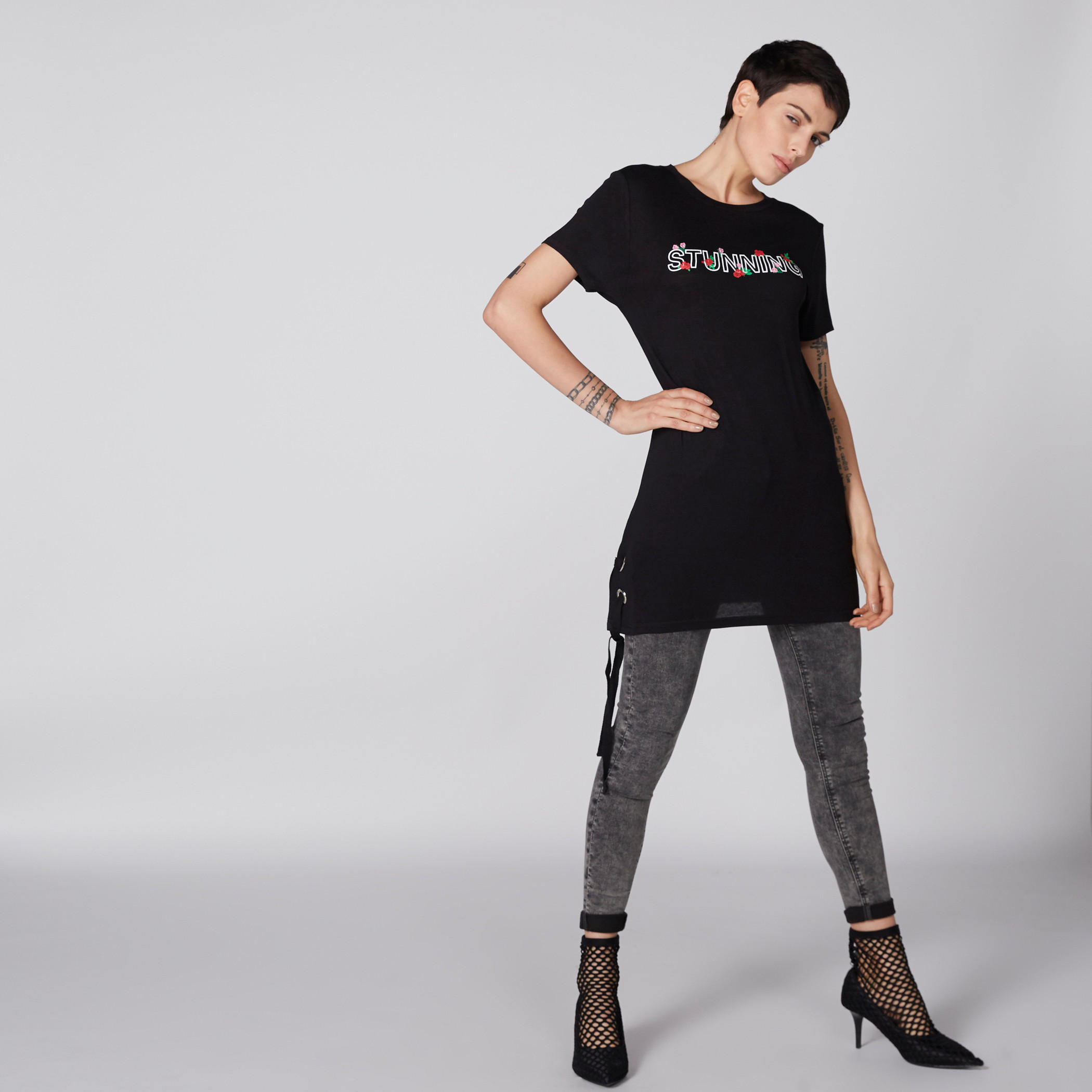 تيشيرت طويل بياقة مستديرة ورباط وطبعات-women-clothing-tshirts-image-1