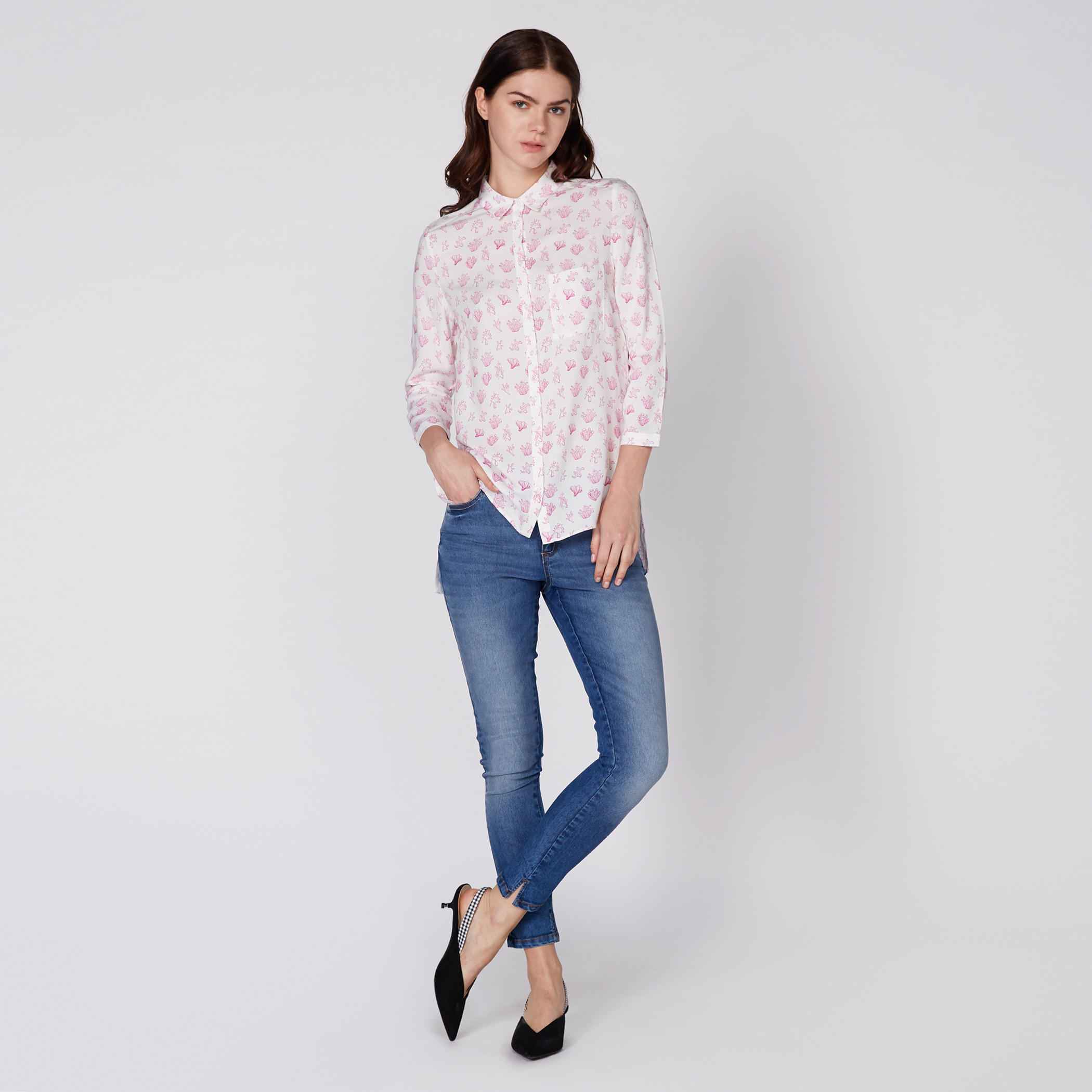 قميص بحوّاف غير مستوية وطبعات-women-clothing-shirtsandblouses-shirts-image-4