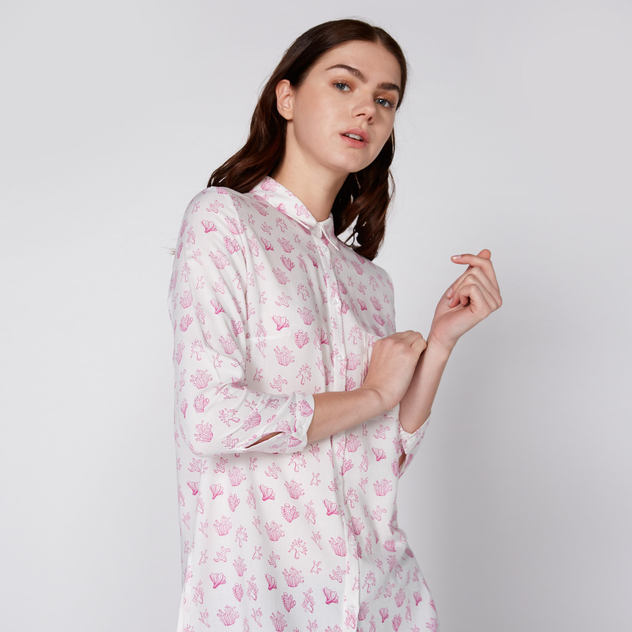 قميص بحوّاف غير مستوية وطبعات-women-clothing-shirtsandblouses-shirts-image-3