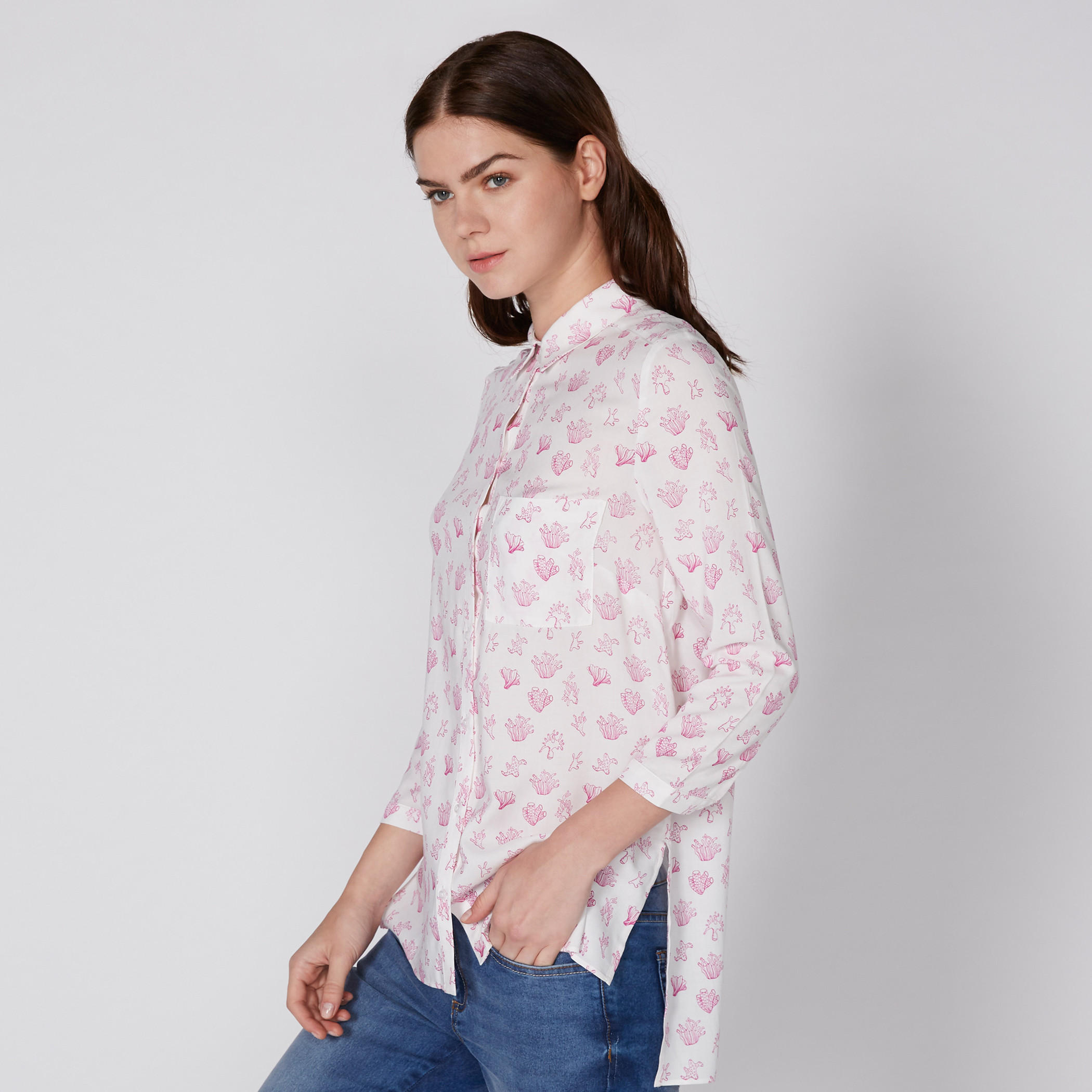 قميص بحوّاف غير مستوية وطبعات-women-clothing-shirtsandblouses-shirts-image-2