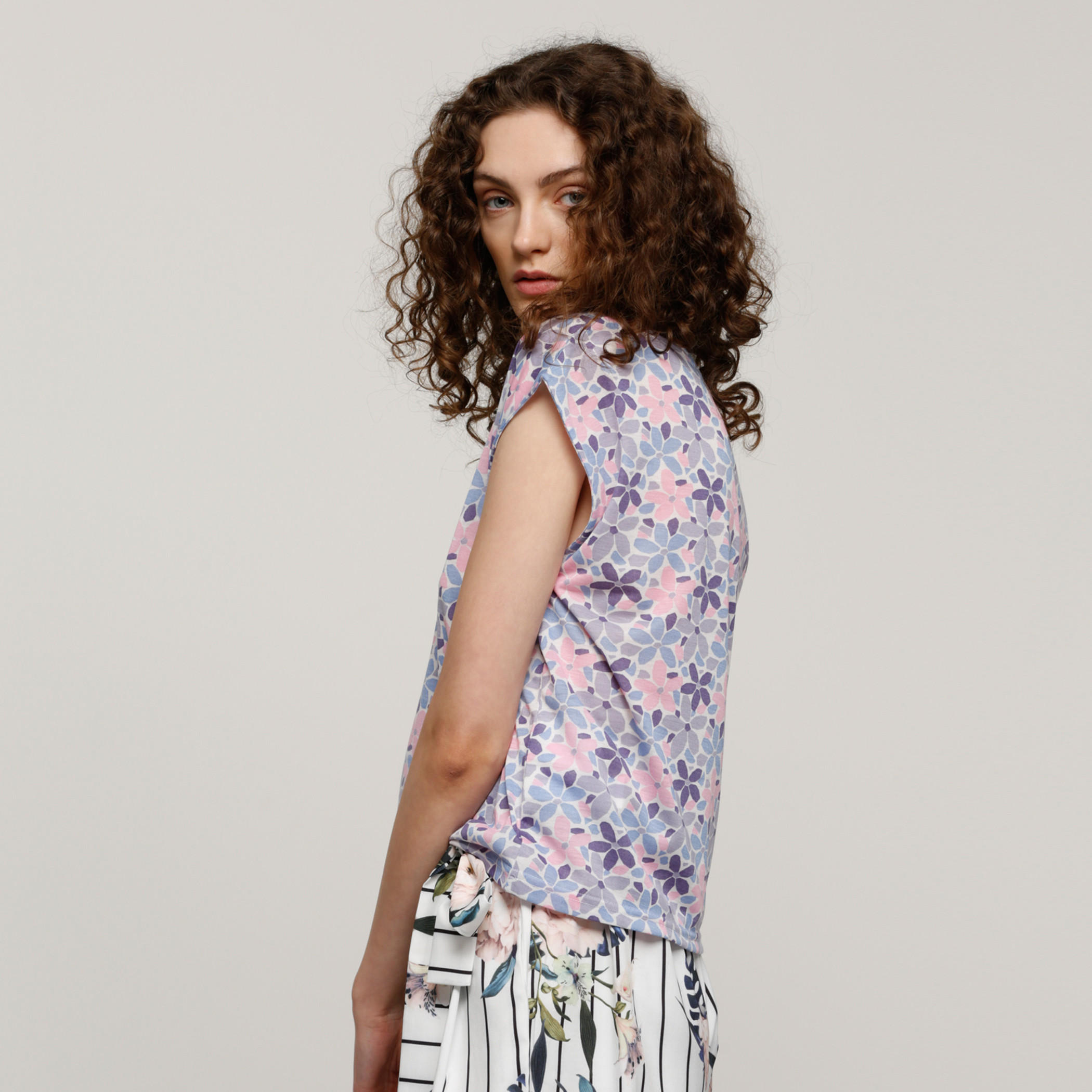 بلوزة بياقة مستديرة وطبعات-women-clothing-tshirts-image-3