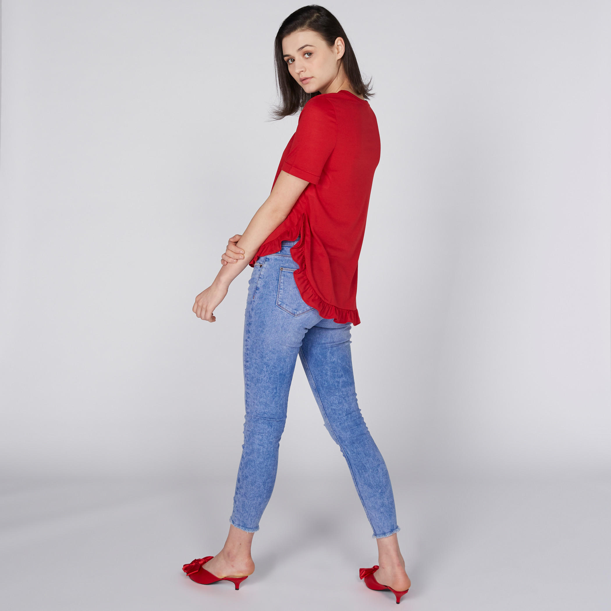 بلوزة محبوكة بياقة مستديرة وحوّاف غير مستوية وتقليمات كشكش-women-clothing-shirtsandblouses-blouses-image-1