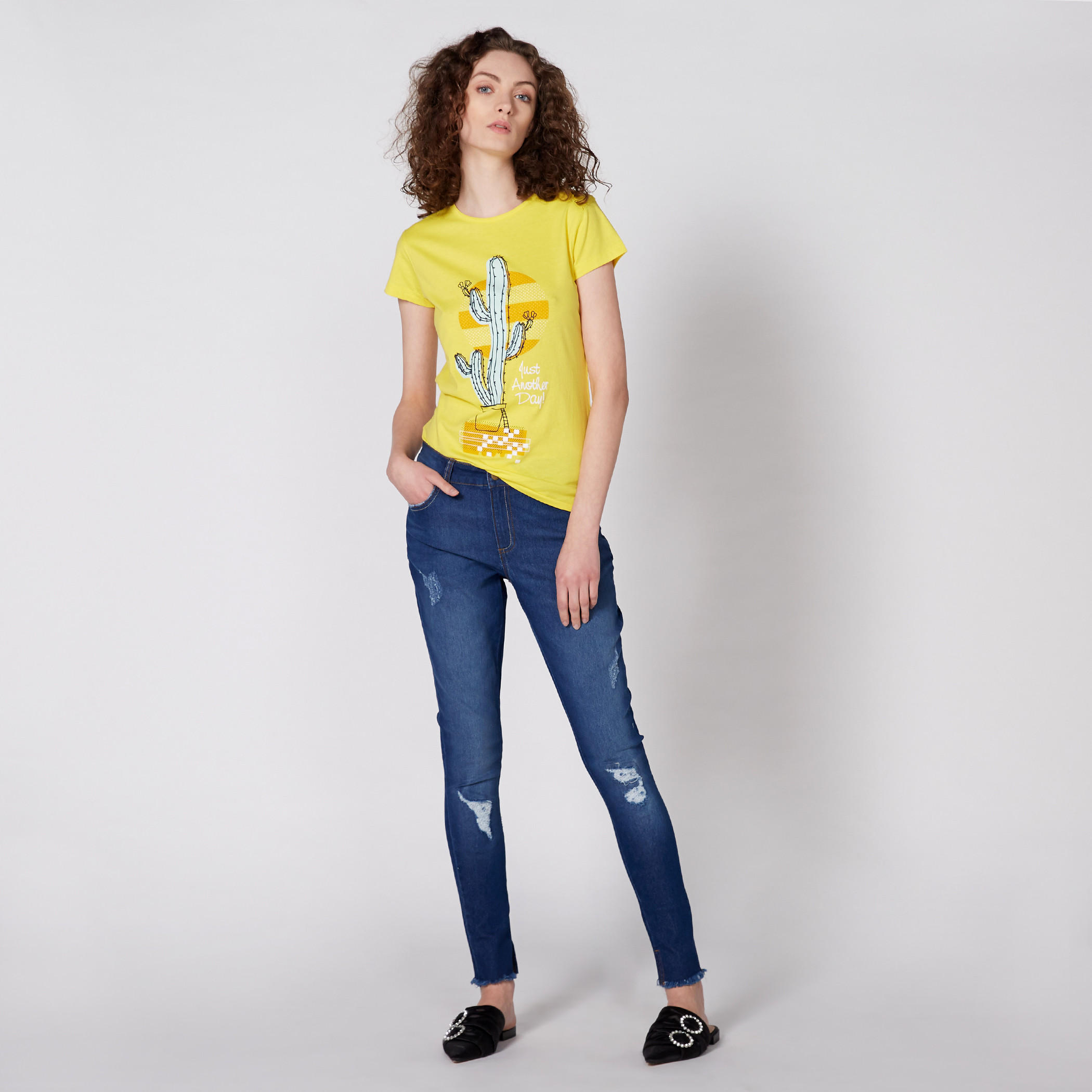 بنطال جينز طويل بتصميم ممزّق مع أزرار وشراشيب-women-clothing-bottoms-jeans-image-1