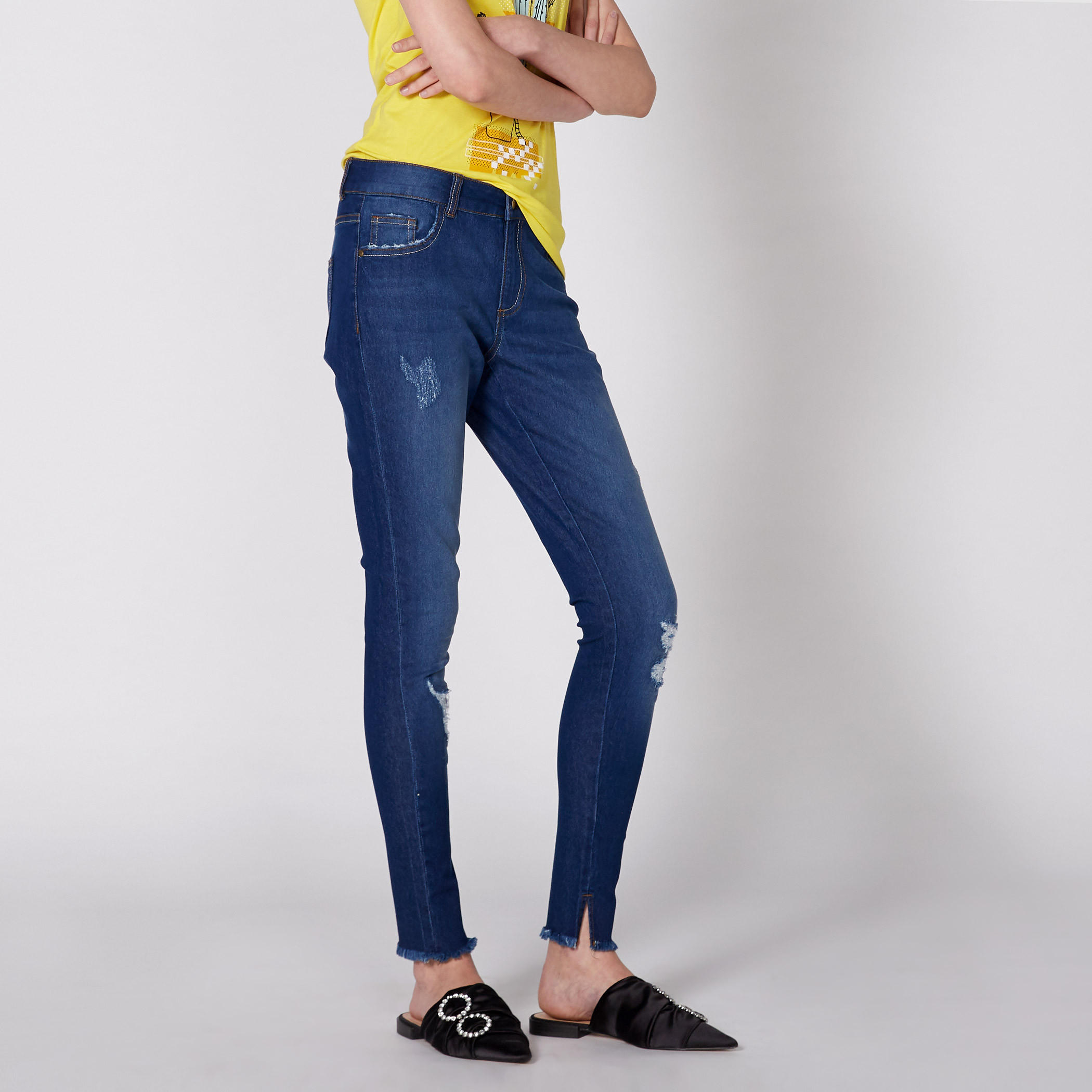 بنطال جينز طويل بتصميم ممزّق مع أزرار وشراشيب-women-clothing-bottoms-jeans-image-2