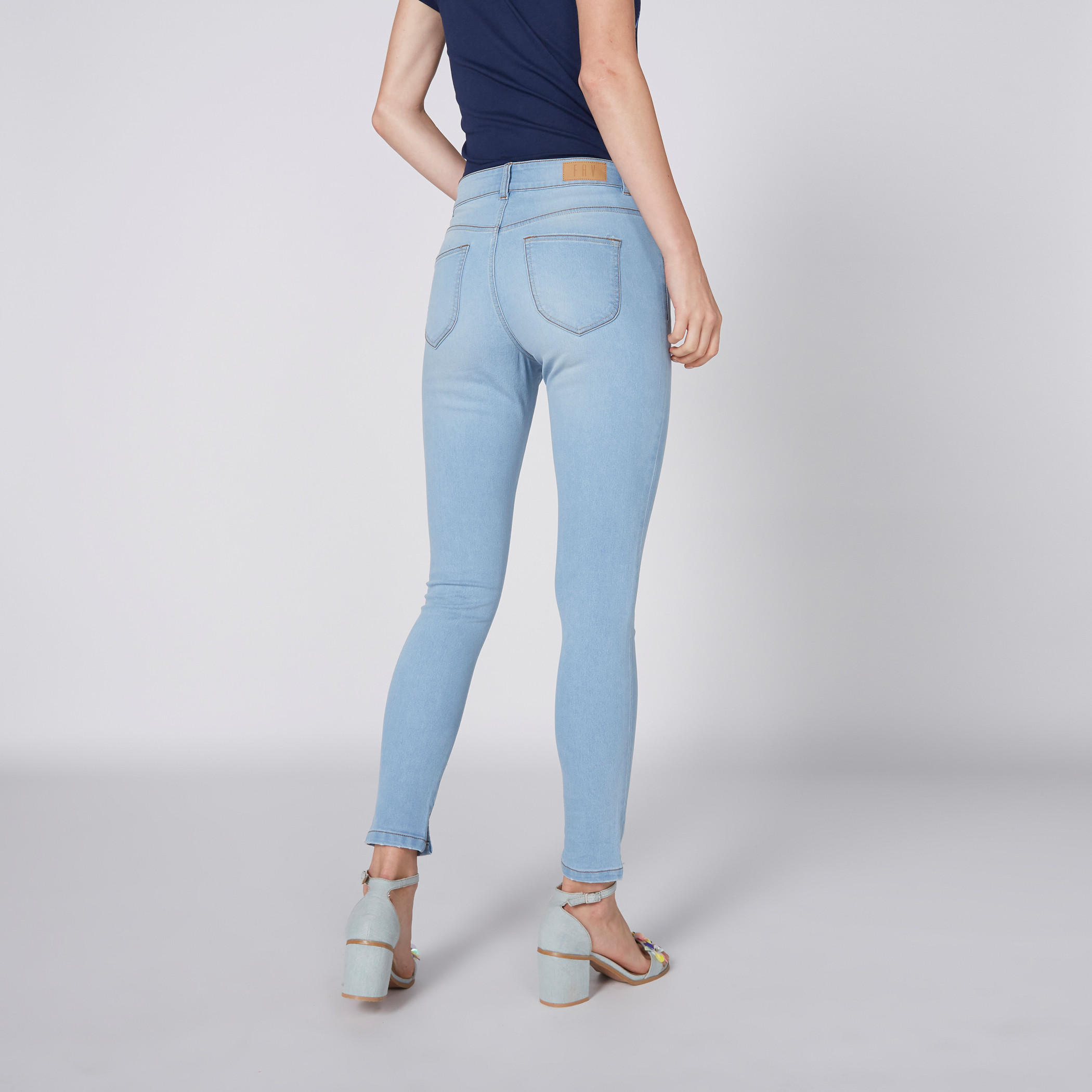 بِنطال جينز طويل بزر إغلاق وجيوب-women-clothing-bottoms-jeans-image-2