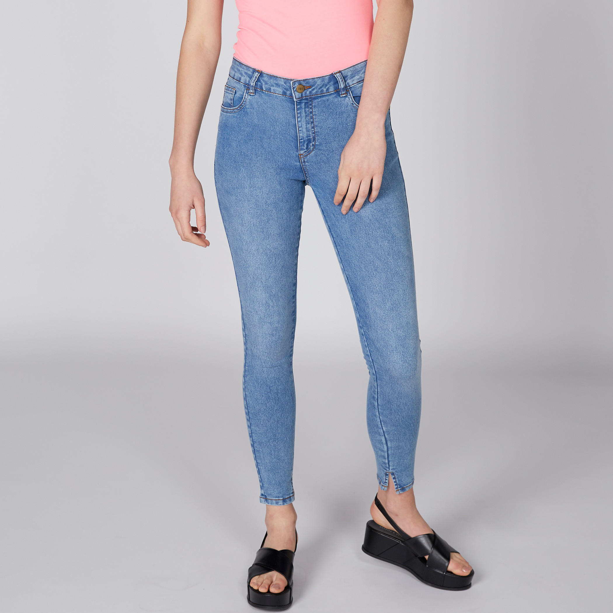بنطال جينز طويل بزر إغلاق وجيوب-women-clothing-bottoms-jeans-image-1