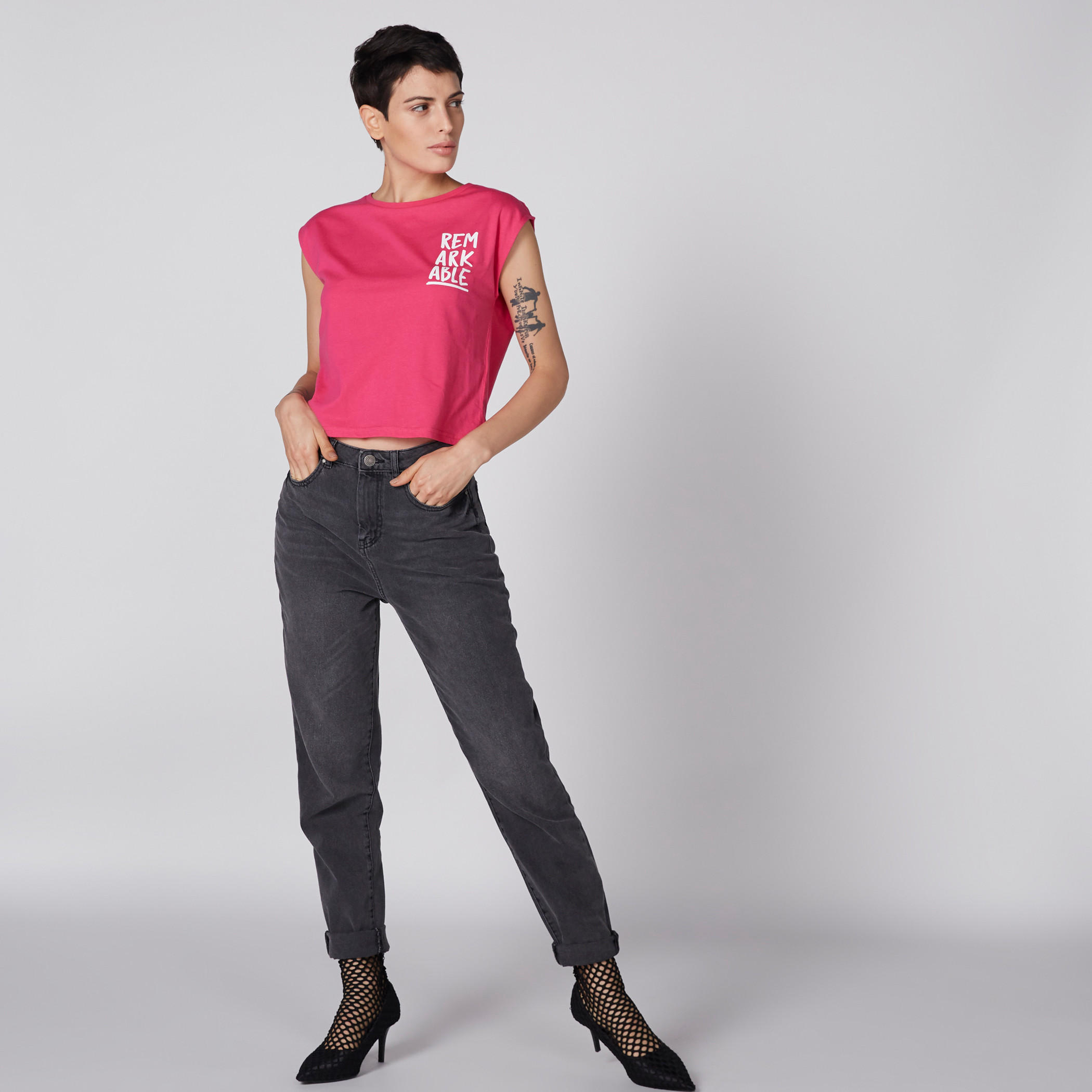 تيشيرت بياقة مستديرة وطبعات-women-clothing-shirtsandblouses-shirts-image-1