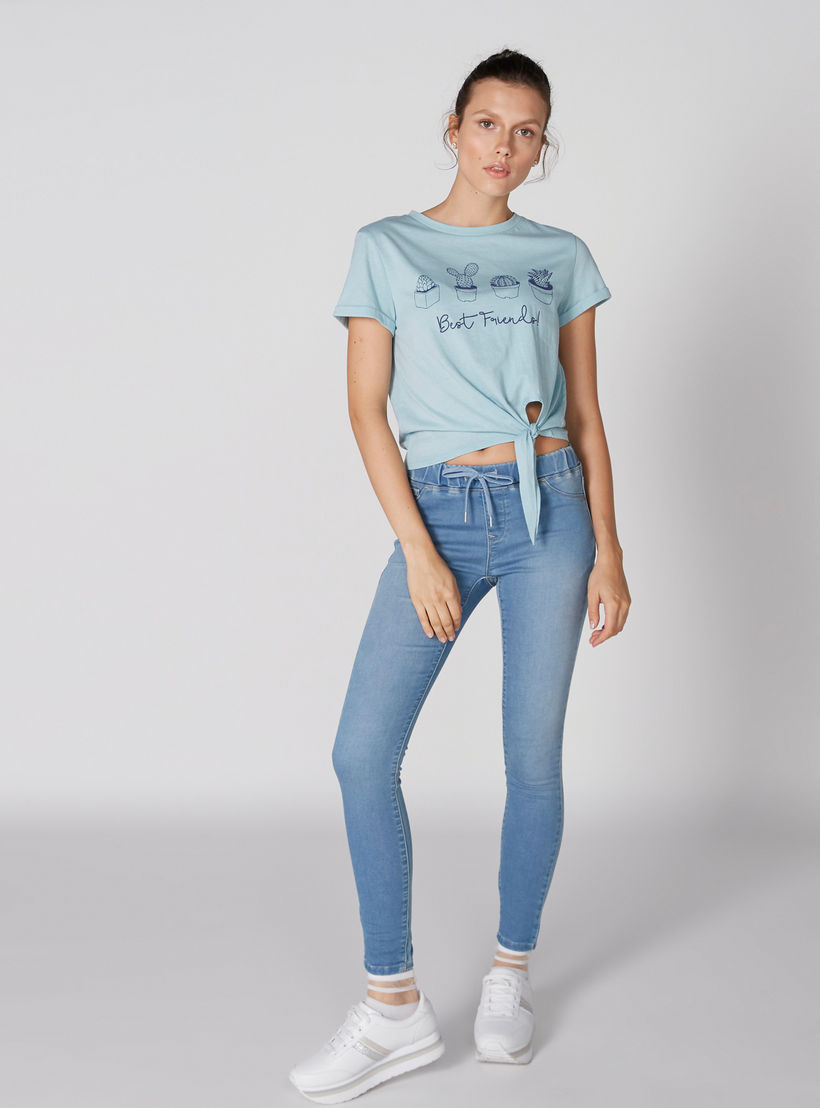 تيشيرت بياقة مستديرة وأكمام قصيرة ورباط وطبعات-women-clothing-tshirts-image-1