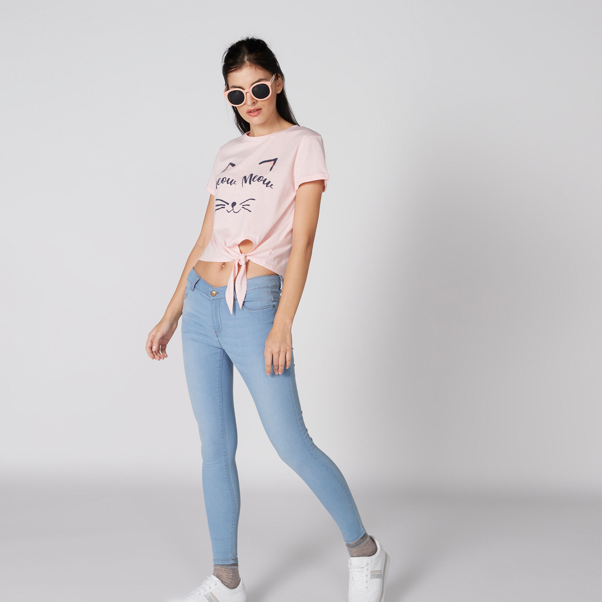 بلوزة قصيرة بياقة V وأربطة وطبعات-women-clothing-tshirts-image-3