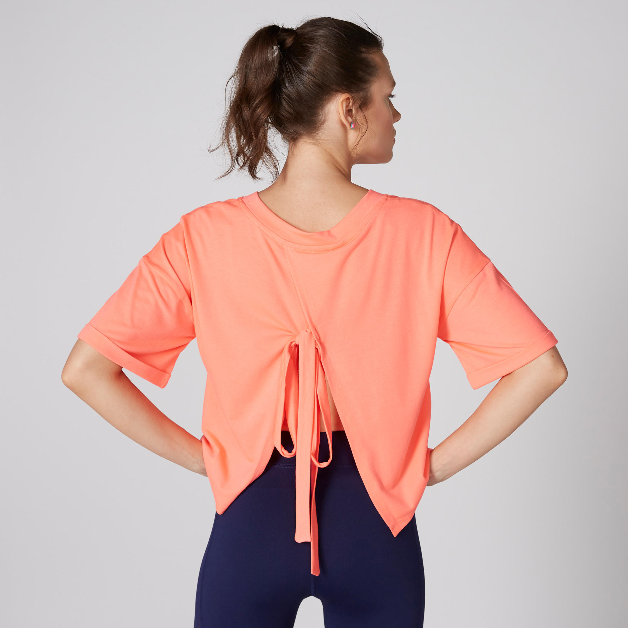 بلوزة بياقة V وأكمام قصيرة وتفاصيل معقودة-women-clothing-shirtsandblouses-blouses-image-2