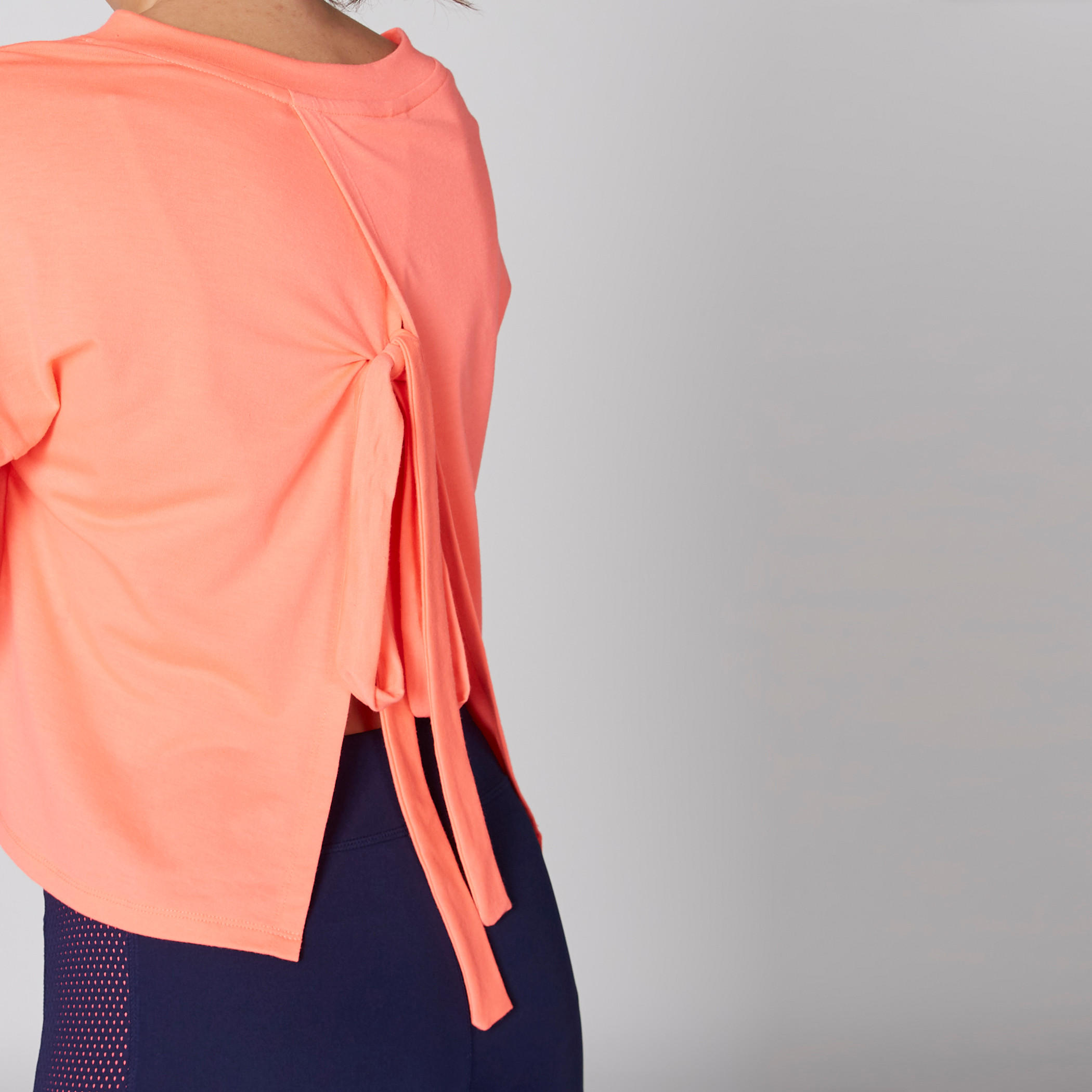 بلوزة بياقة V وأكمام قصيرة وتفاصيل معقودة-women-clothing-shirtsandblouses-blouses-image-4