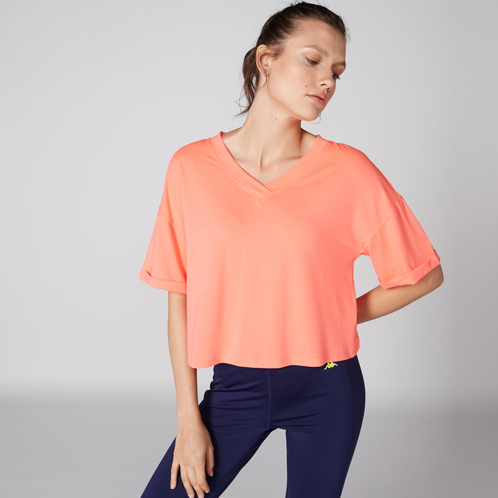 بلوزة بياقة V وأكمام قصيرة وتفاصيل معقودة-women-clothing-shirtsandblouses-blouses-image-3