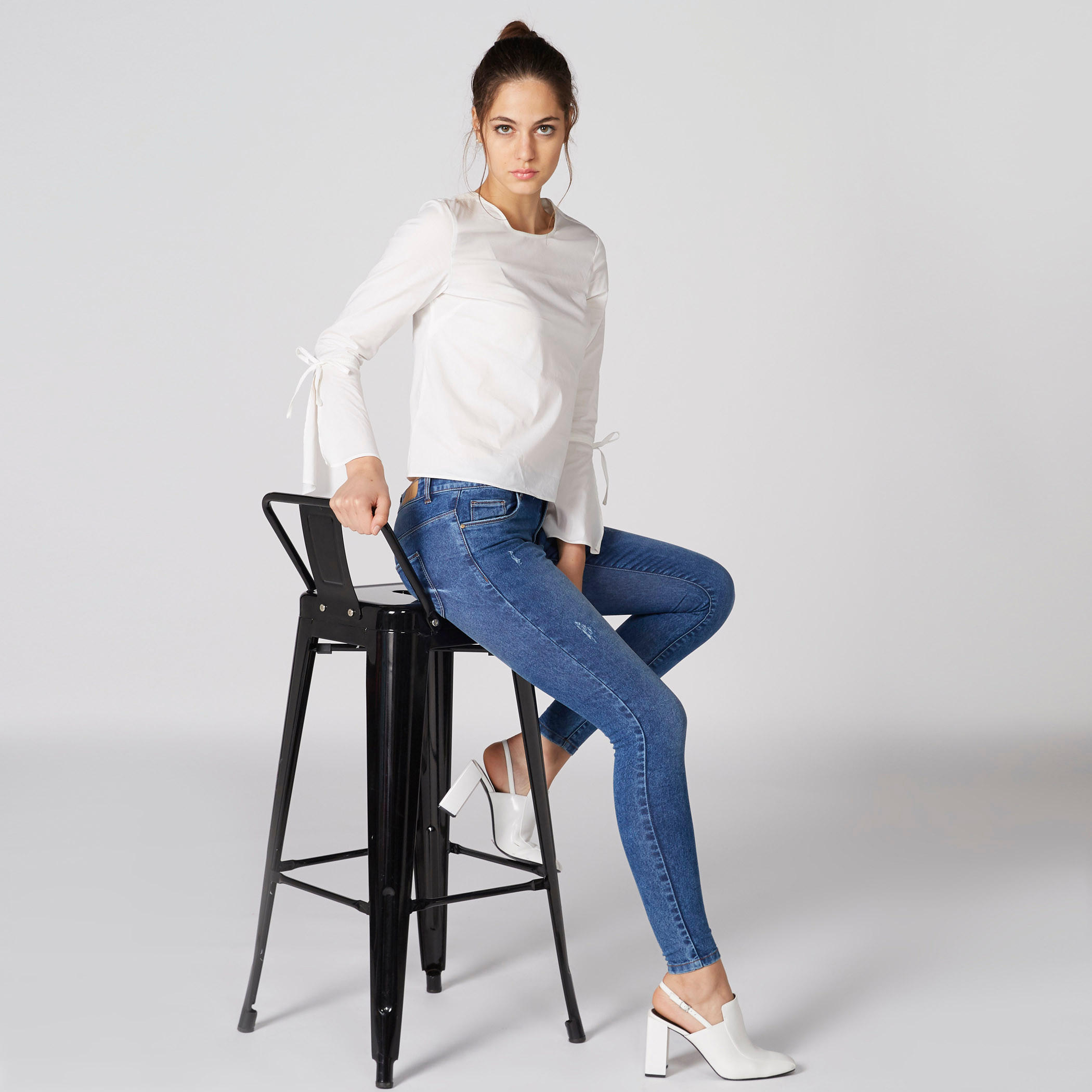 بلوزة بياقة مستديرة وأكمام واسعة وأربطة-women-clothing-shirtsandblouses-blouses-image-3