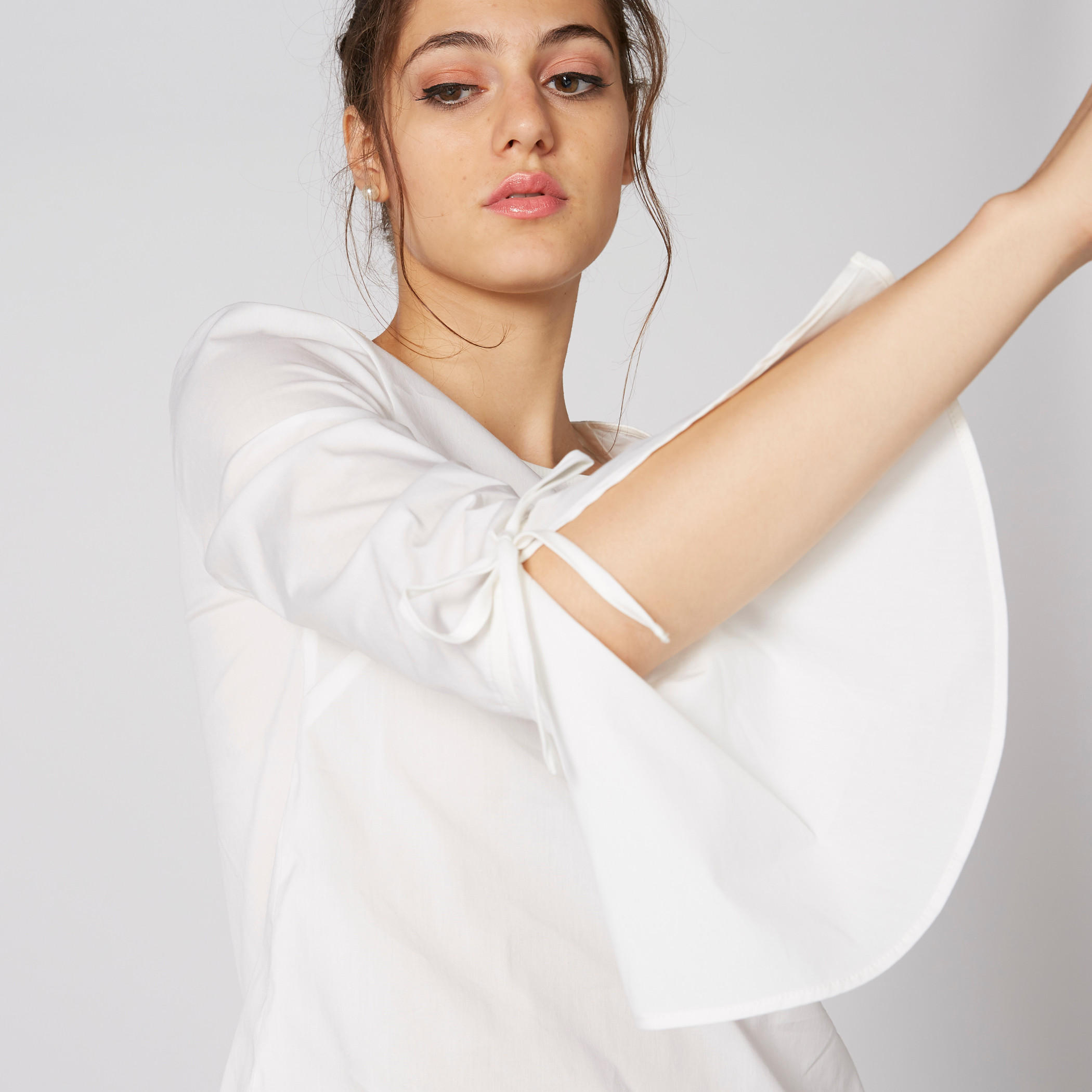 بلوزة بياقة مستديرة وأكمام واسعة وأربطة-women-clothing-shirtsandblouses-blouses-image-4