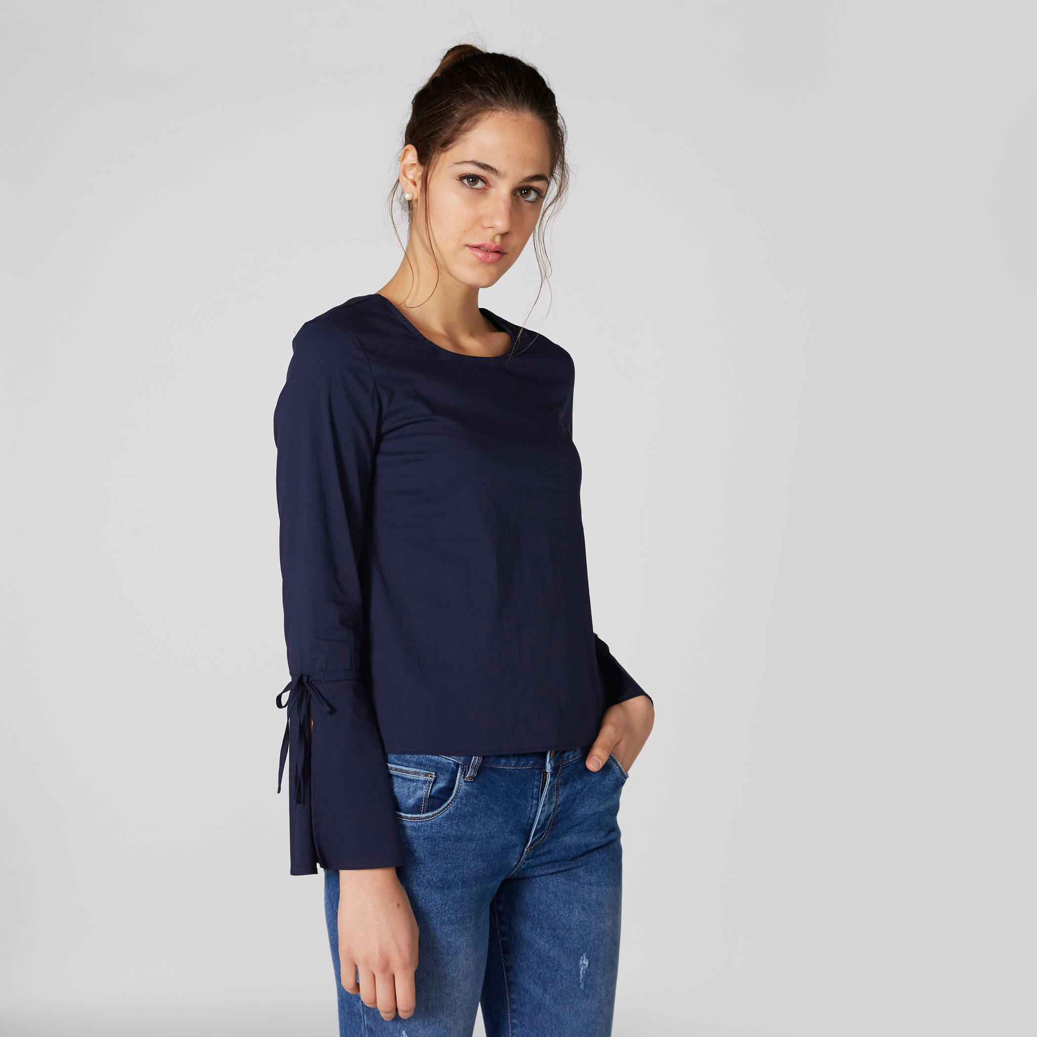 بلوزة بياقة مستديرة وأكمام واسعة وأربطة-women-clothing-shirtsandblouses-blouses-image-1