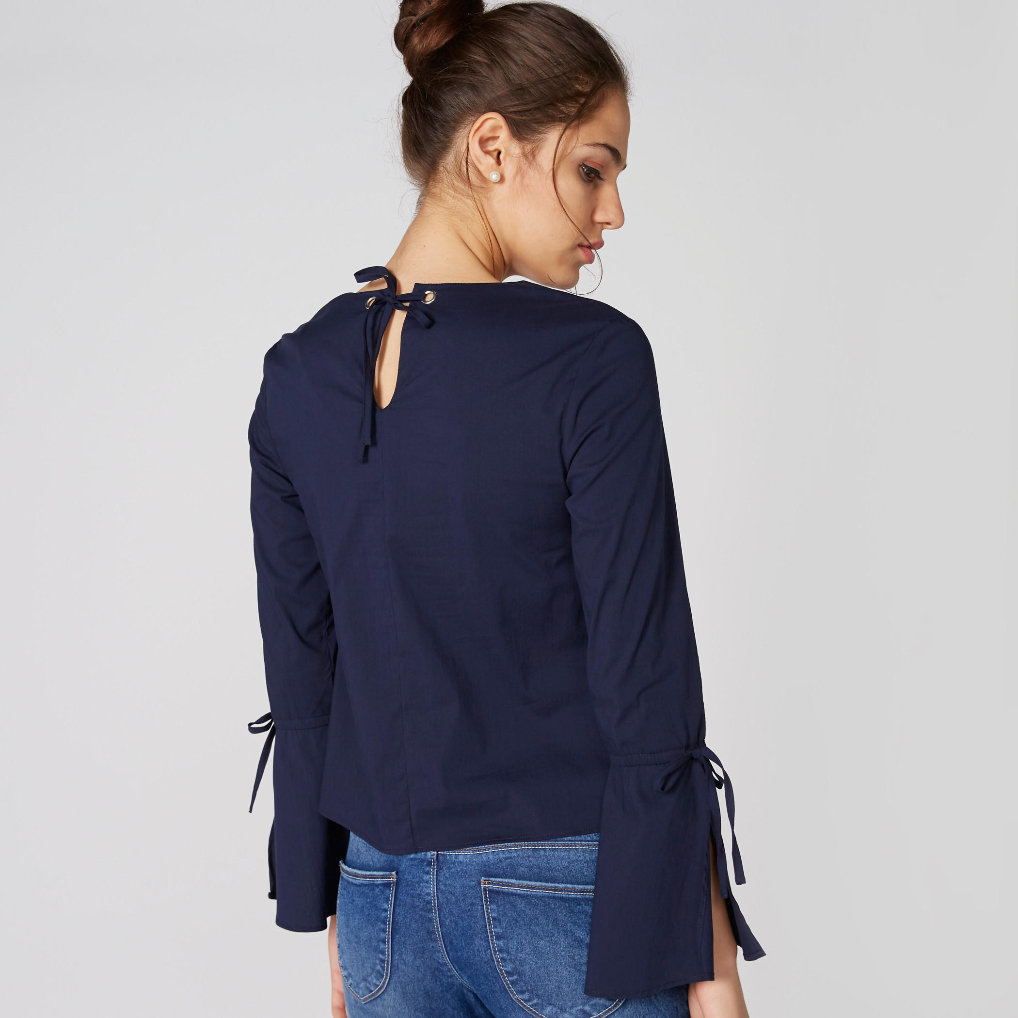 بلوزة بياقة مستديرة وأكمام واسعة وأربطة-women-clothing-shirtsandblouses-blouses-image-2