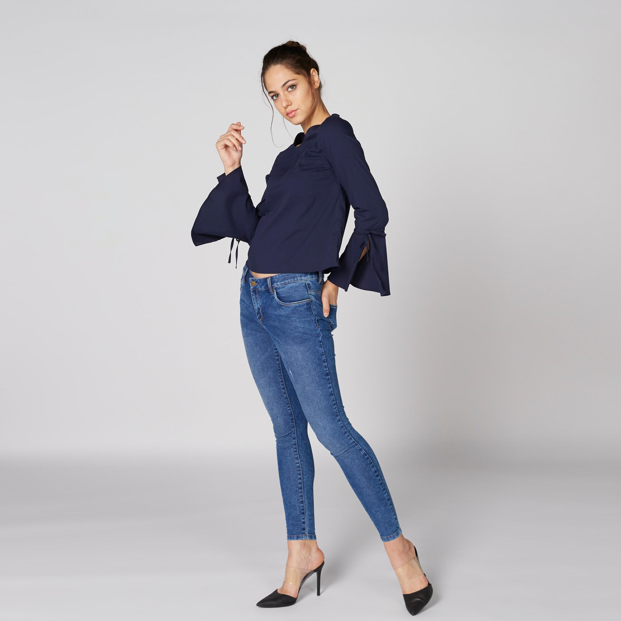 بلوزة بياقة مستديرة وأكمام واسعة وأربطة-women-clothing-shirtsandblouses-blouses-image-3