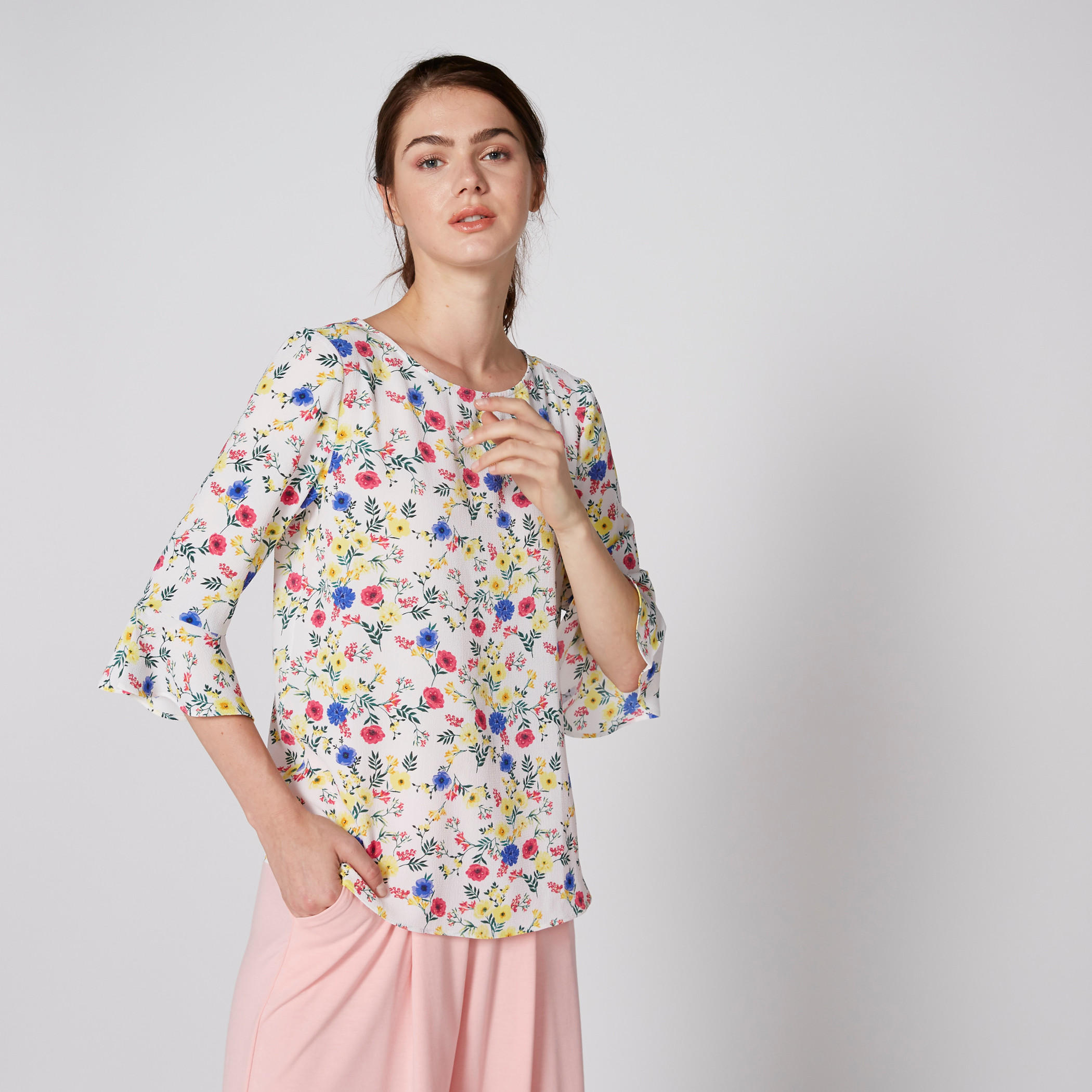 بلوزة بياقة مستديرة وأكمام واسعة وطبعات-women-clothing-shirtsandblouses-blouses-image-1
