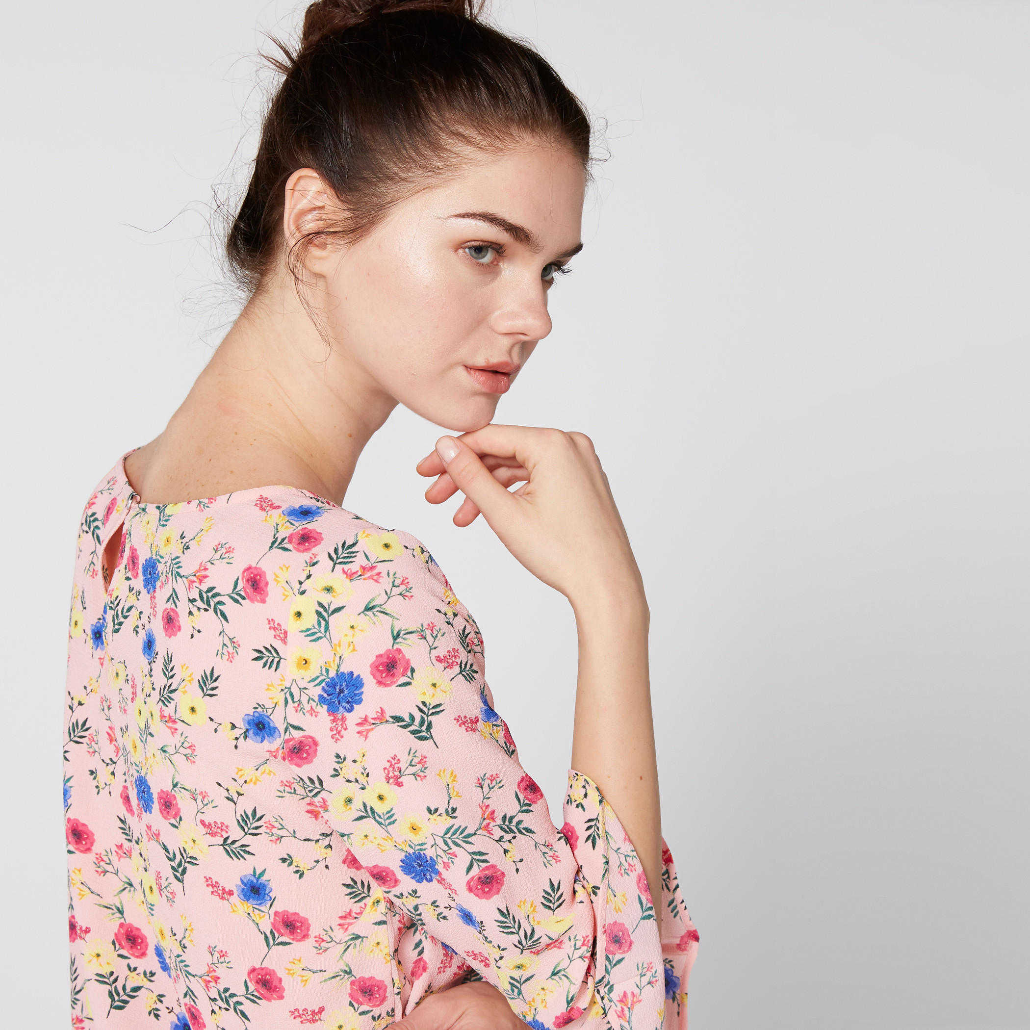 بلوزة بأكمام واسعة وطبعات أزهار-women-clothing-shirtsandblouses-blouses-image-2