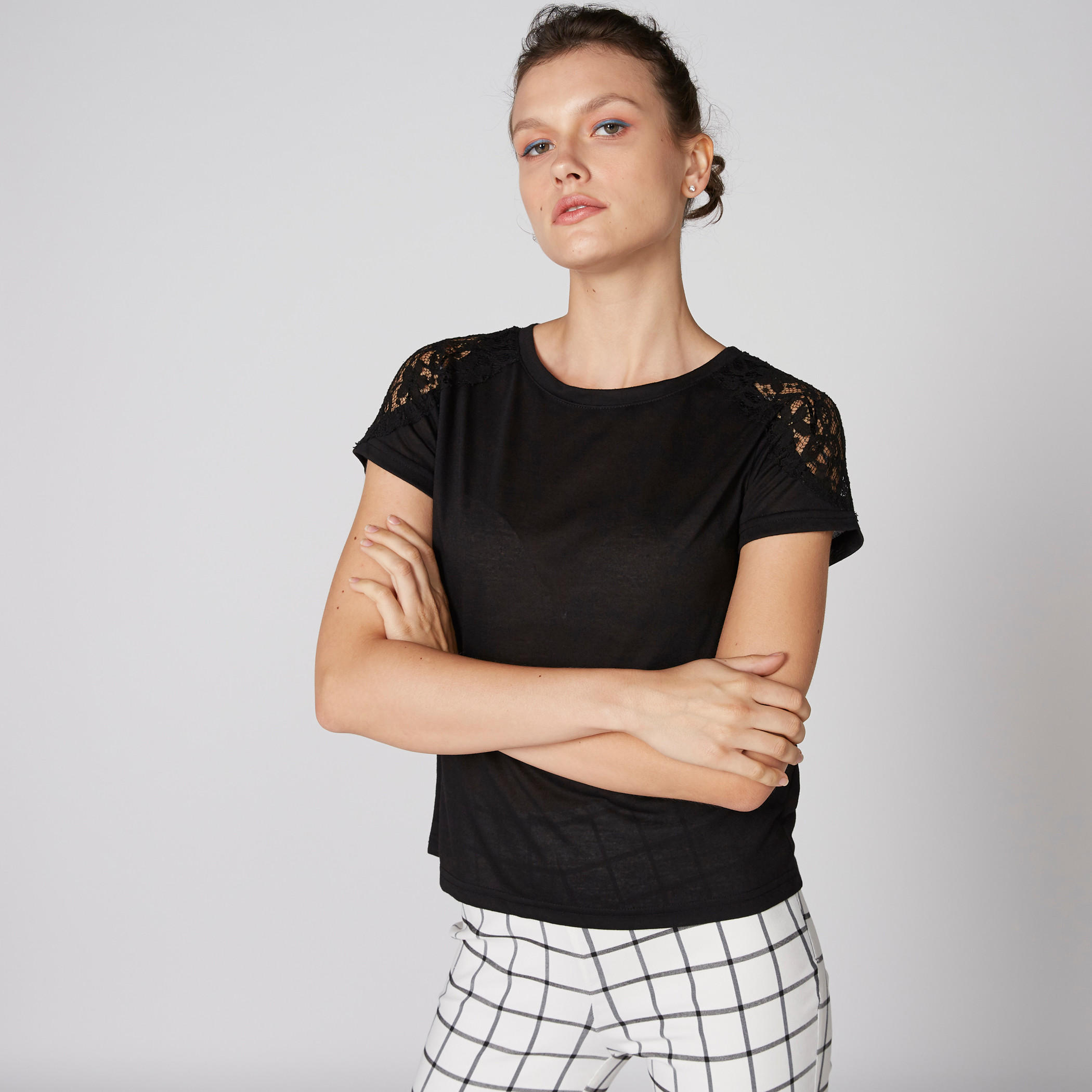 بلوزة بياقة مستديرة وأكمام قصيرة وتفاصيل دانتيل-women-clothing-shirtsandblouses-blouses-image-1