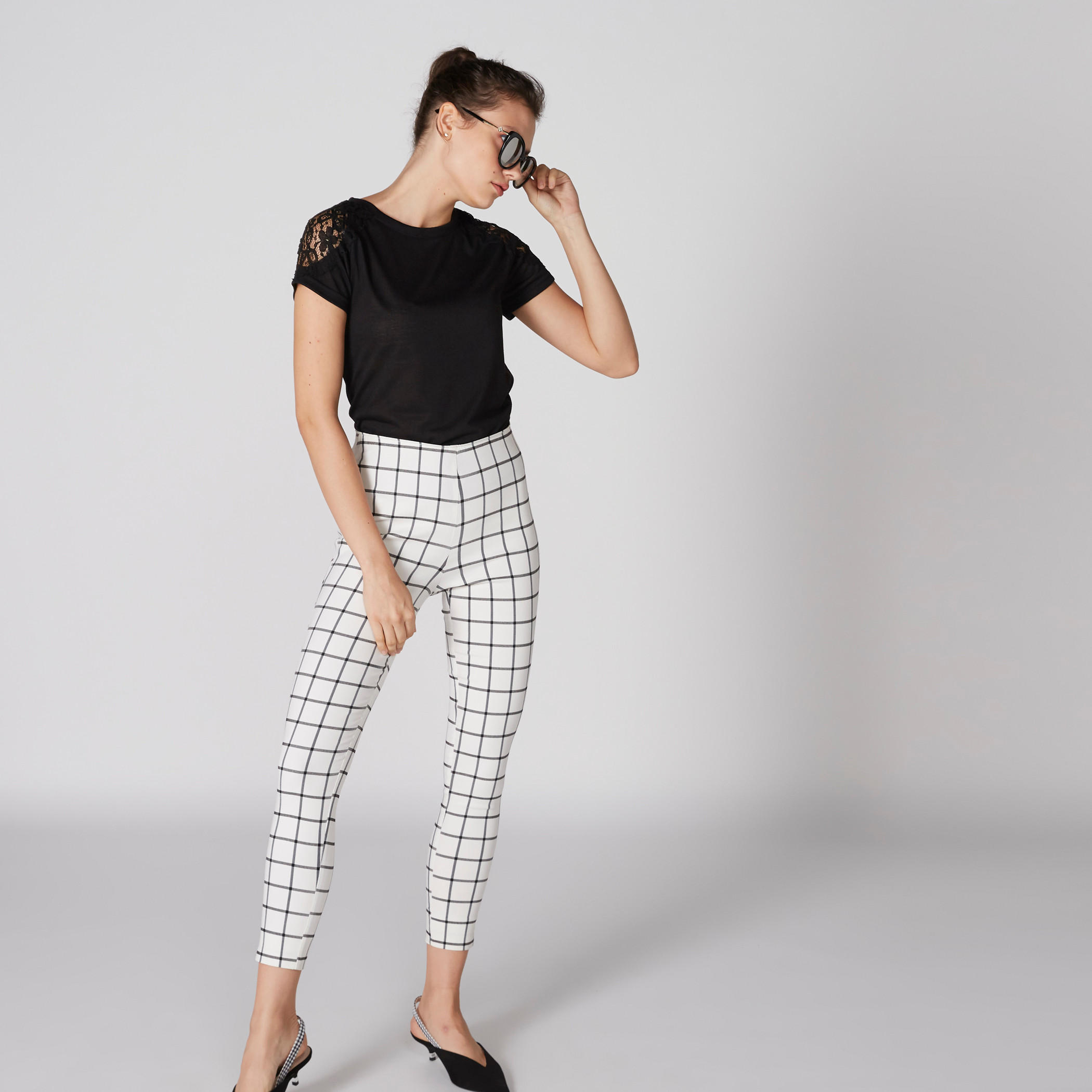 بلوزة بياقة مستديرة وأكمام قصيرة وتفاصيل دانتيل-women-clothing-shirtsandblouses-blouses-image-3
