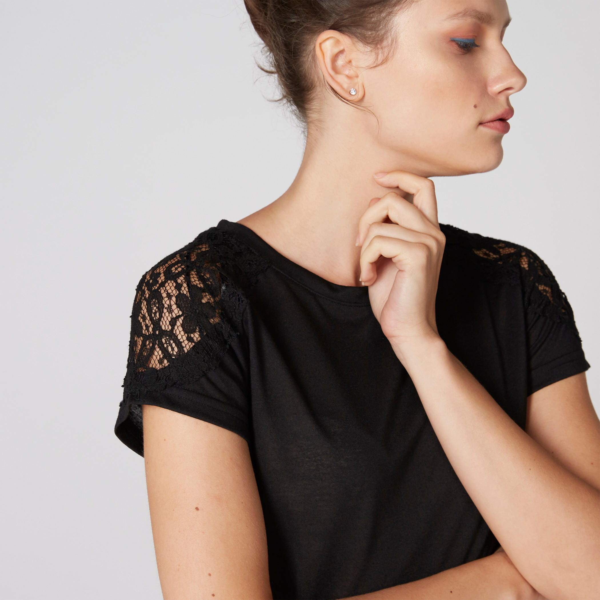 بلوزة بياقة مستديرة وأكمام قصيرة وتفاصيل دانتيل-women-clothing-shirtsandblouses-blouses-image-4