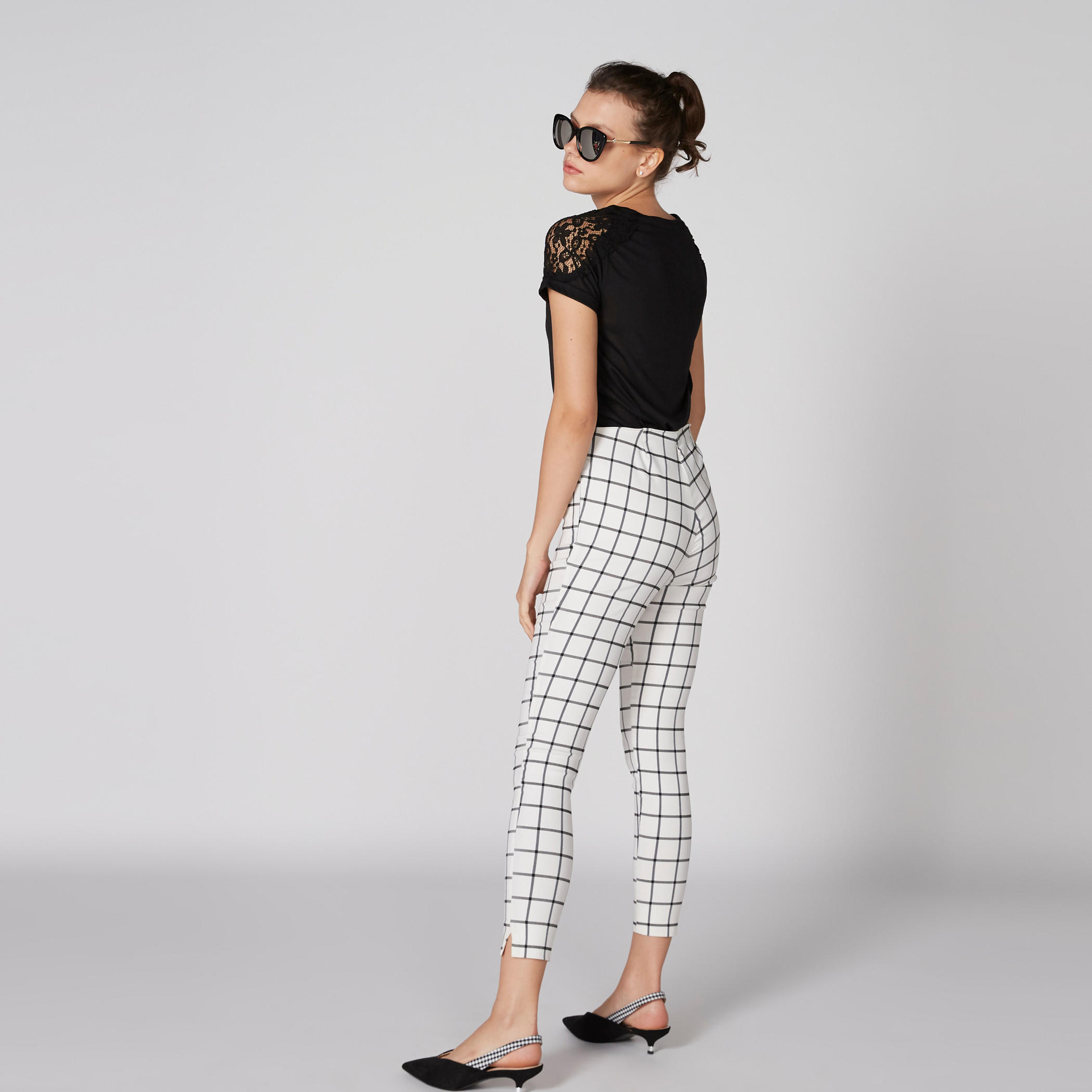 بلوزة بياقة مستديرة وأكمام قصيرة وتفاصيل دانتيل-women-clothing-shirtsandblouses-blouses-image-5